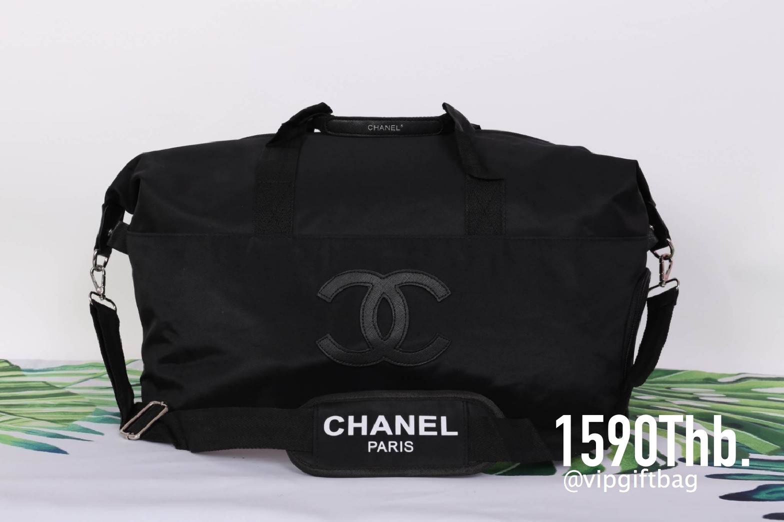 Chanel Authentic VIP Gift Bag Duffle Gym Travel สินค้าเป็นของแท้ รุ่นใหม่ จากเค้าเตอร์เครื่องสำอาง/น้ำหอมของแบรนด์- Chanel vip gift bag ของแท้ 100% ใช้เป็นกระเป๋าเดินทาง/ไปฟิตเนส ไปยิมหรือต่างจังหวัดได้สบายเลยค่ะ หัวซิปปั้มโลโก้ ด้านในเป็นช่องกว้าง และช่อ