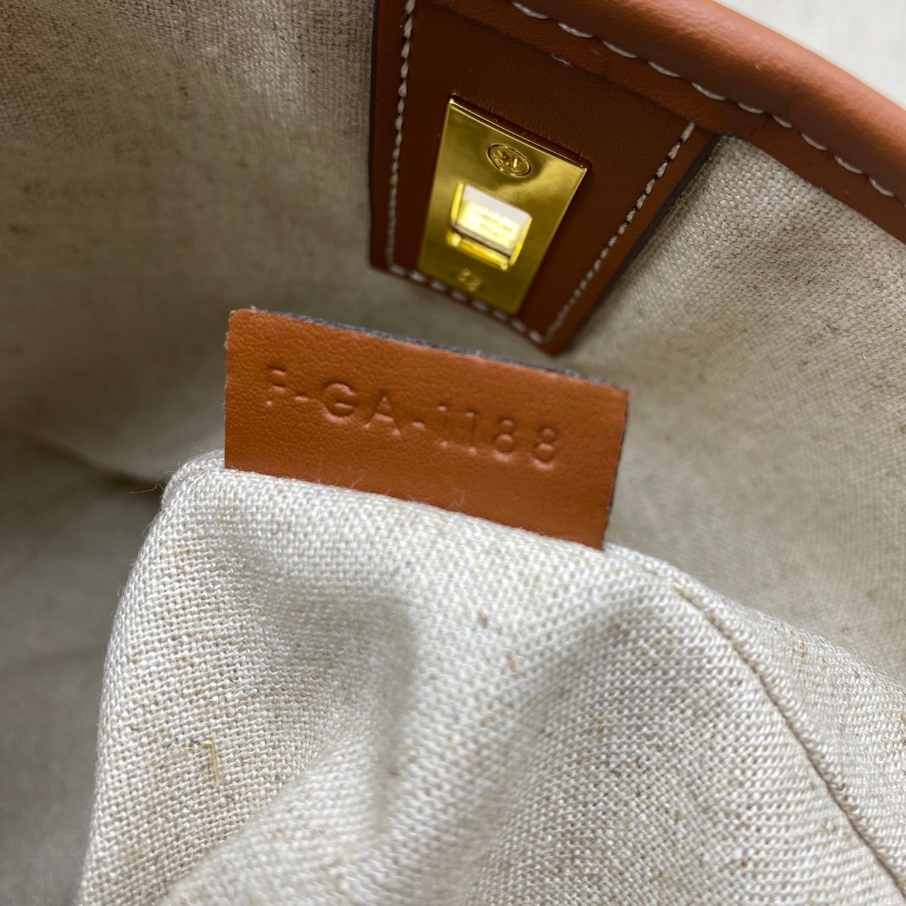CELINE BUCKET 16 BAG วัสดุ Textile Canvas & CalfSkin ดีไซน์ทรง Bucket ขนาดเล็กน่ารักกำลังดี เนื้อหนาแข็งแรง ภายในกว้าง มาพร้อมหูหิ้วหนังและสายสะพายหนังยาวอะไหล่แบรนด์สีทองสุดหรู