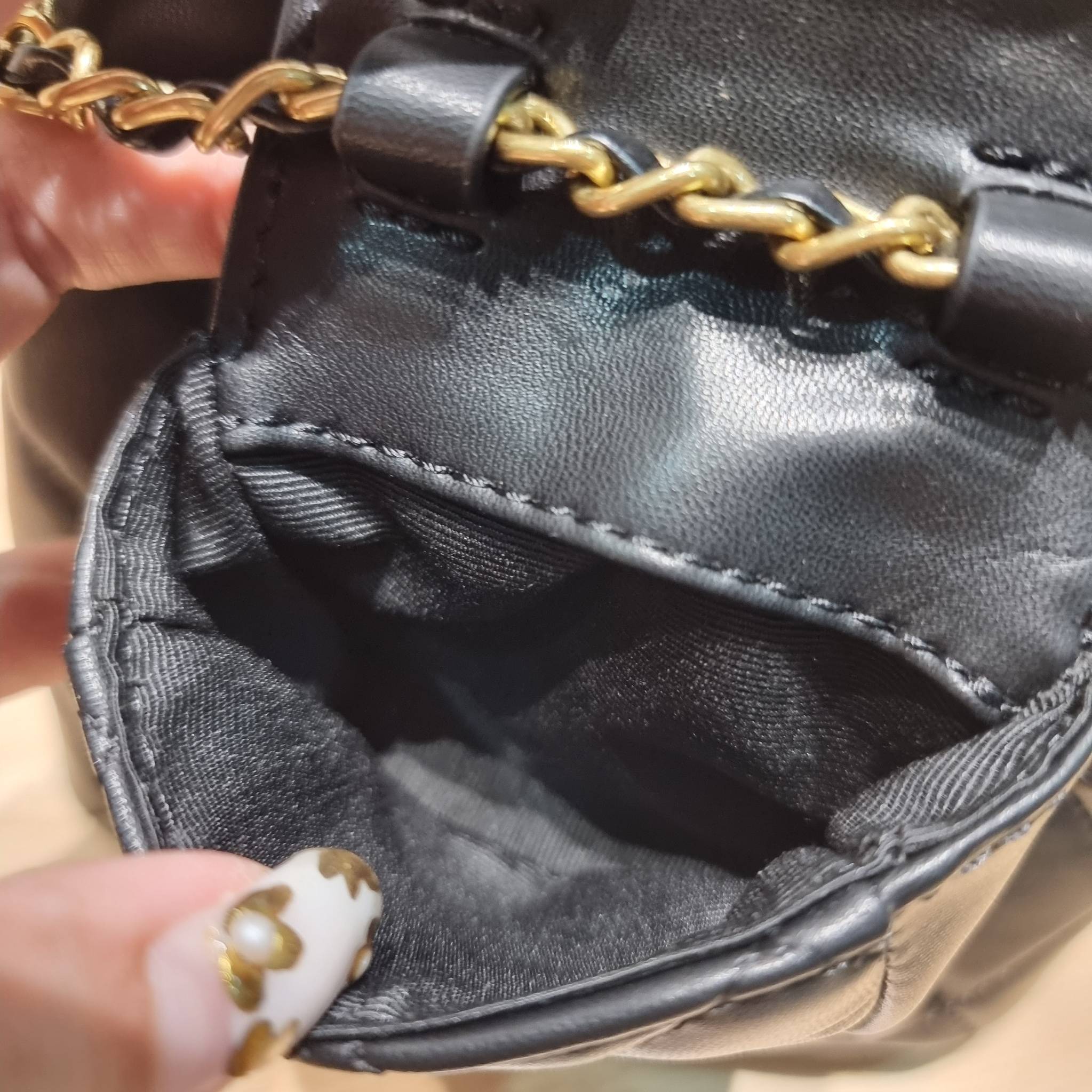 Chanel small backpack กระเป๋าสะพายหลังใบเล็ก โลหะสีทอง ดีไซน์ 2023 น้องน่ารักตะโกนม้าก!! กับกระเป๋าทรงเป้ ขนาดน่ารักน่าใช้ ดีเทลดีงาม มีใบลูกติดในตัวกระเป๋า สะดวกใช้สุดๆ