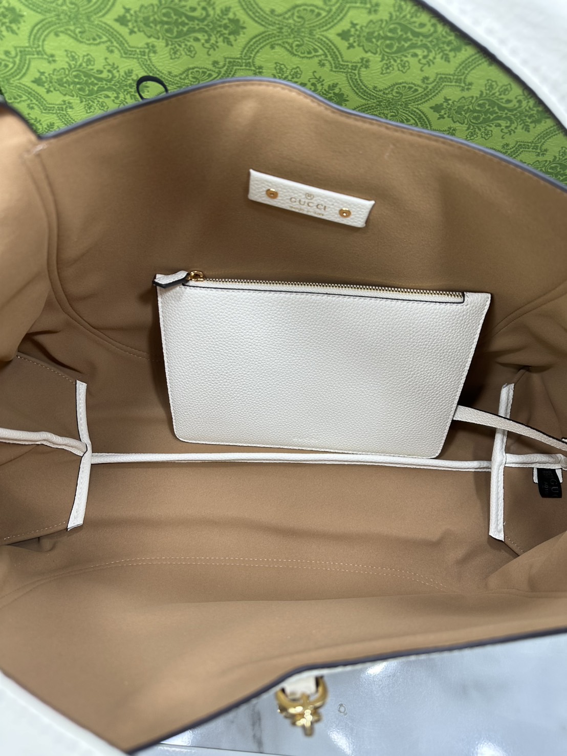 Gucci Softbit maxi shoulder bag โฉมใหม่ล่าสุด กับกระเป๋าสะพายรูปทรงใหม่เรียบหรูด้วยหนังลายเกรน ใบใหญ่จุใจพร้อมใบลูกเข้าเซ็ท ตกแต่งอะไหล่ Horsebit ครึ่งรูปขนาดใหญ่ด้านหน้าสวยหรูโดดเด่น สวยผู้ดี ดารา เซเลปใช้กันเพียบ