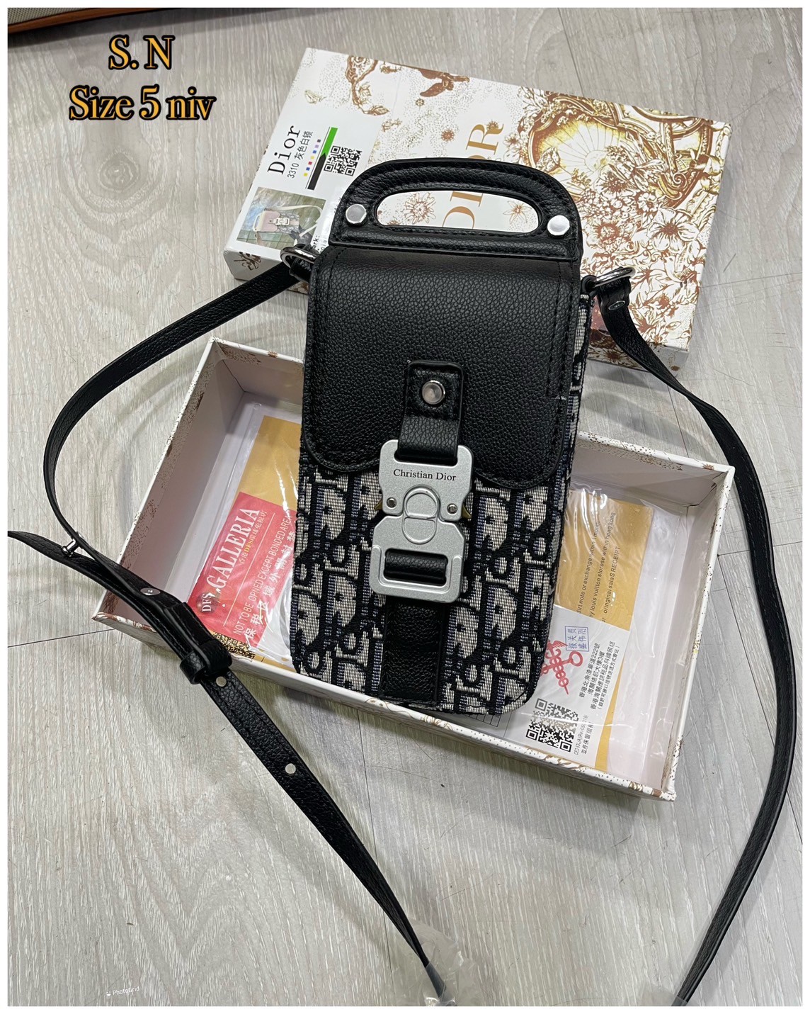 DIOR Phone Bag / DIOR Saddle Vertical Pouch With Strap Oblique Jacquard กระเป๋าสะพายใส่โทรศัพท์แฝงความหรูตามเอกลักษณ์แบรนด์ ได้ใจหนุ่มๆไปเลยใบนี้!! หลงรักตั้งแต่แรกเห็นมีอยู่จริง!! สะพายข้างคูลๆ พกพาไปไหนๆได้สะดวก คล่องตัวกว่าเดิม