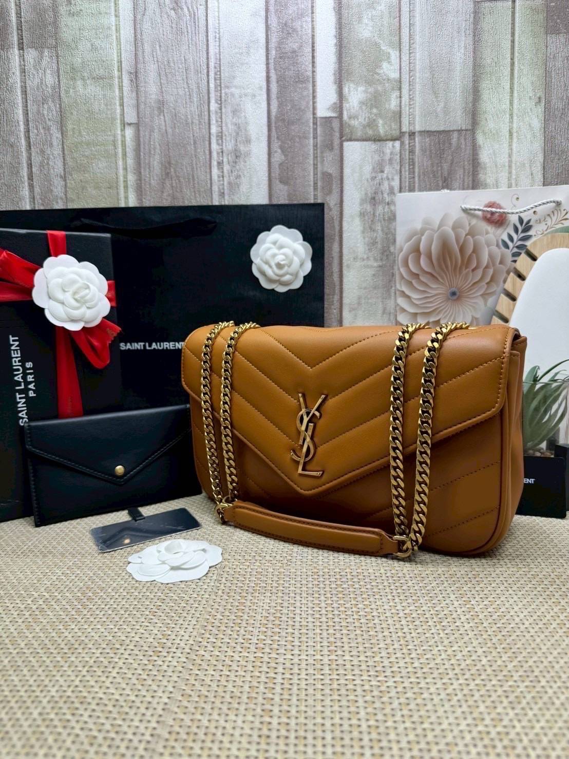 ORI หนังแท้ | 28cm YSL LOULOU medium in MATELASSÉ กระเป๋าสะพายสายโซ่าีทองหรูหรา งานหนังแท้เนื้อนุ่มตะเข็บเย็บลายเชฟรอนสวยหรูโดดเด่นเป็นเอกลักษณ์ 🤍 เกรดออริจินอล หนังแท้