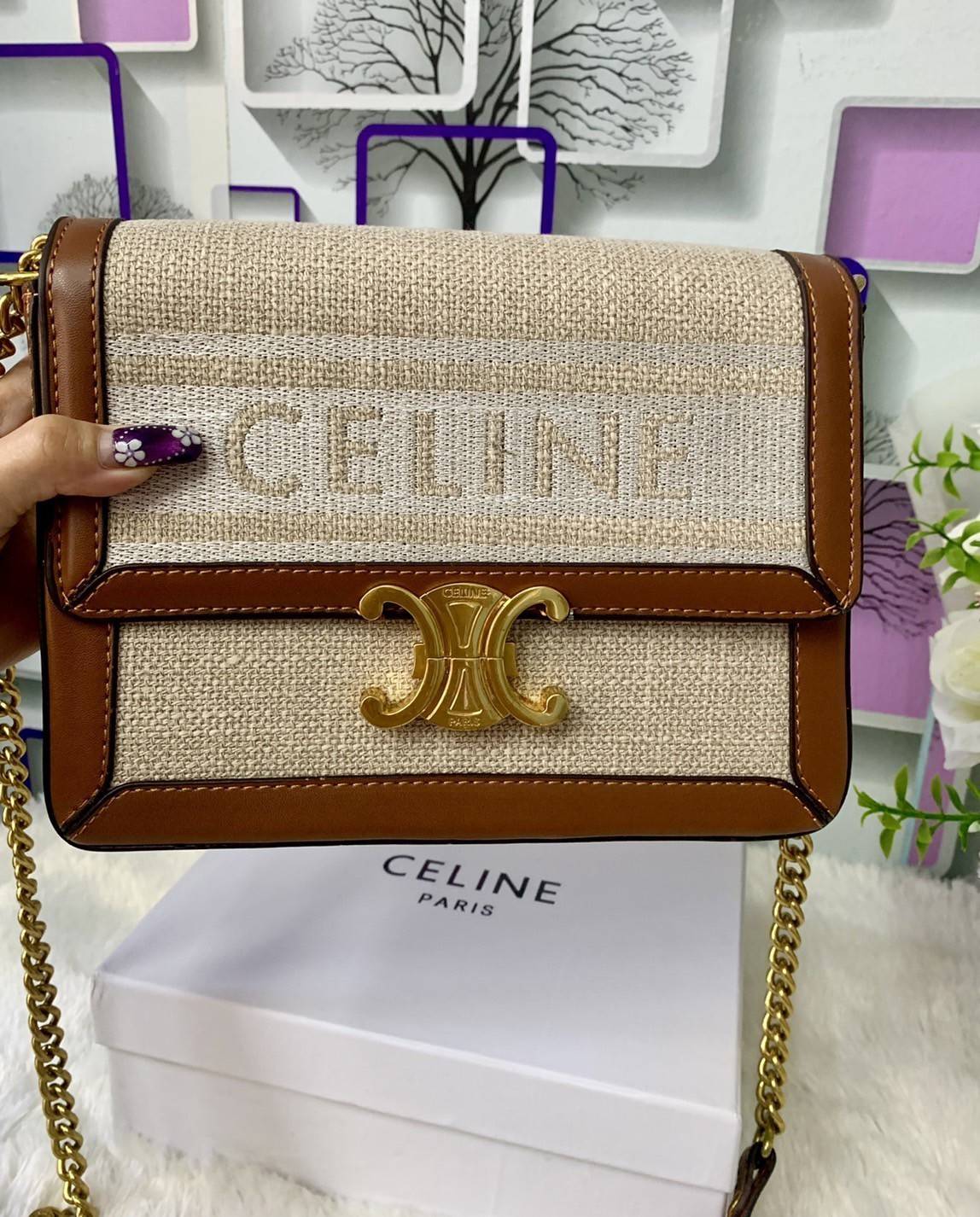CELINE TRIOMPHE BAG VIP GIFT WITH PURCHASE (GWP) พรีเมี่ยมกิ๊ฟ Limited Edition จาก CELINE PERFUME DUTYFREE COUNTER วัสดุ Textile Canvas & CalfSkin ดีไซน์ทรงสี่เหลี่ยมผืนผ้า อะไหล่ทอง ด้านหน้าปักโลโก้แบรนด์เด่นชัด ด้านหลังมีช่องสำหรับใส่ของอีก 1 ช่อง สายสะ