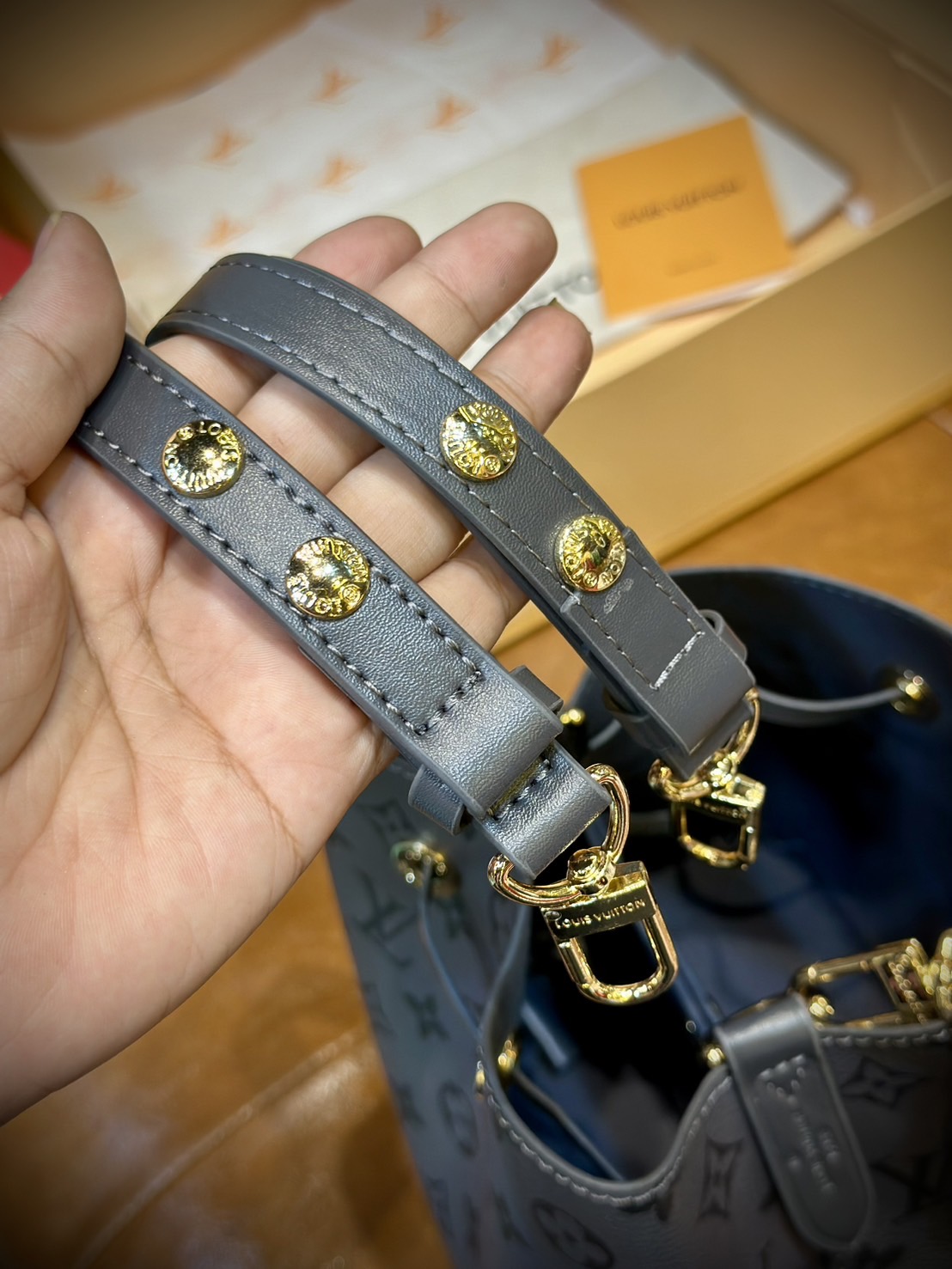 LV Neonoe BB bag Gray Other movies / LV Bucket Bag กระเป๋าทรงบัคเก็ตสีใหม่โทนเทา ทันสมัยและหรูหราสไตล์มินิมอล เกรดออริ ใช้งานต่างประเทศได้