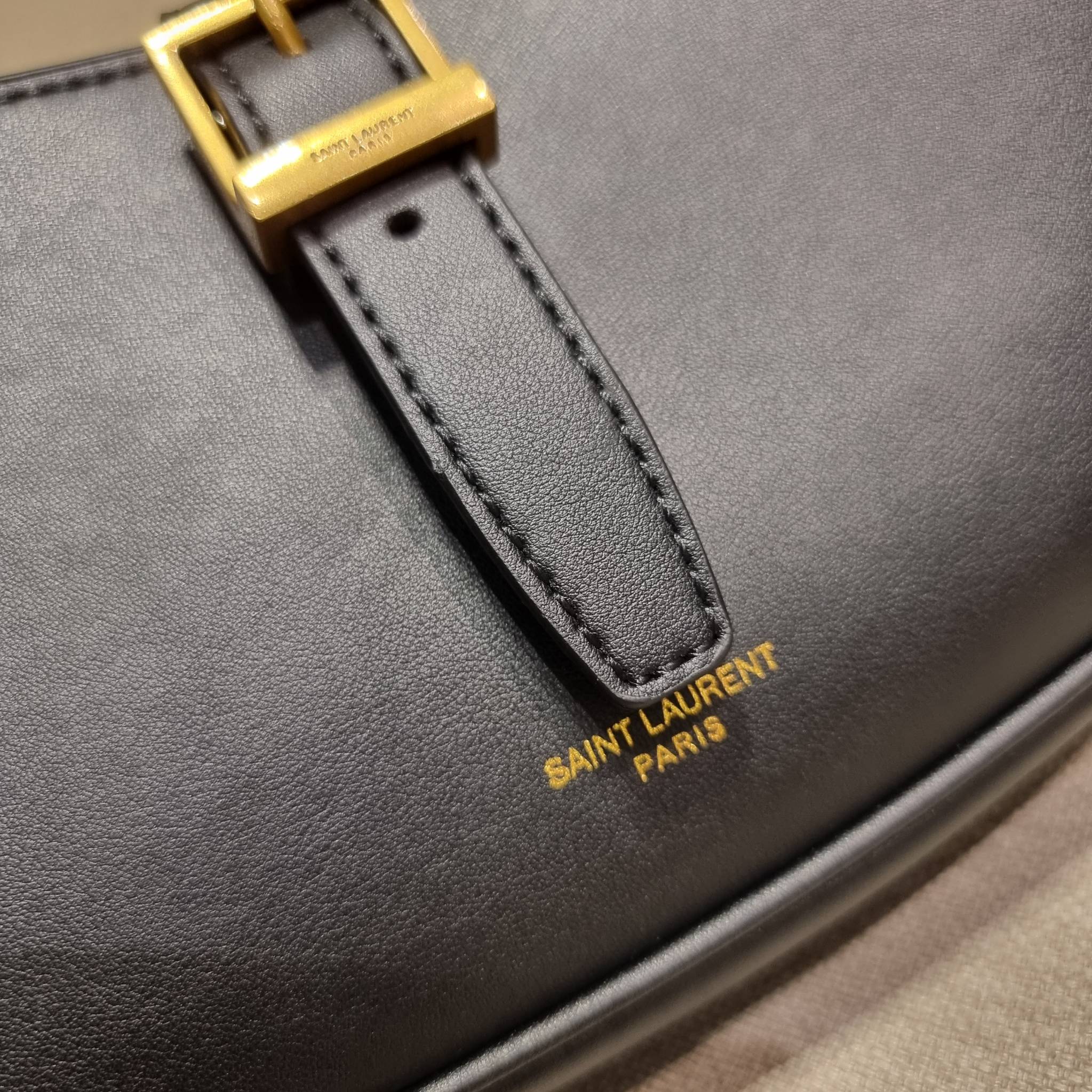 Yves Saint laurent le fermoir hobo bag in shiny leather / YSL hobo bag กระเป๋าสะพายไหล่ ดีเทลหรู สวยครบทุกมุม ตอบโจทย์สาวๆทุกไลฟ์สไตล์ เพราะใช้งานได้ง่ายและสะดวก vip พรีเมี่ยมกิ๊ฟจาก dytyfree วัสดุหนังวัวแท้เต็มใบ สัมผัสดีงามมากๆ น้ำหนักเบา ดูแพงที่สุด ปา