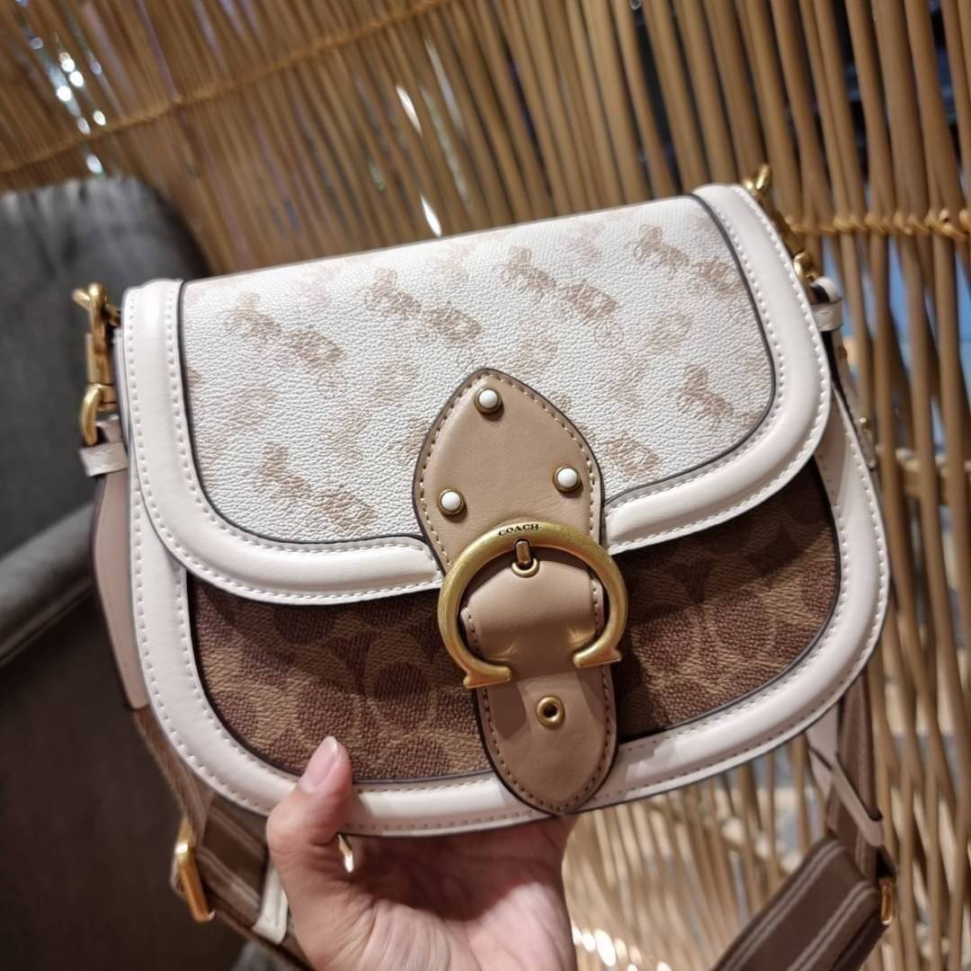 COACH C3837 BEAT SADDLE BAG WITH HORSE AND CARRIAGE PRINT The best item! ที่สาวๆรอคอย! ฮอตไฟลุก! สีหายาก ละมุนคุณหนู คอลเลคชั่นใหม่ ดีไซน์หรูหรา พิเศษมากๆมาพร้อมสายสะพาย 2 เส้น ใช้คู่กันหรือแยกสะพายก็สวยครบสูตร กระเป๋าสะพายทรง saddle คลาสสิค เปิด-ปิดด้วยก