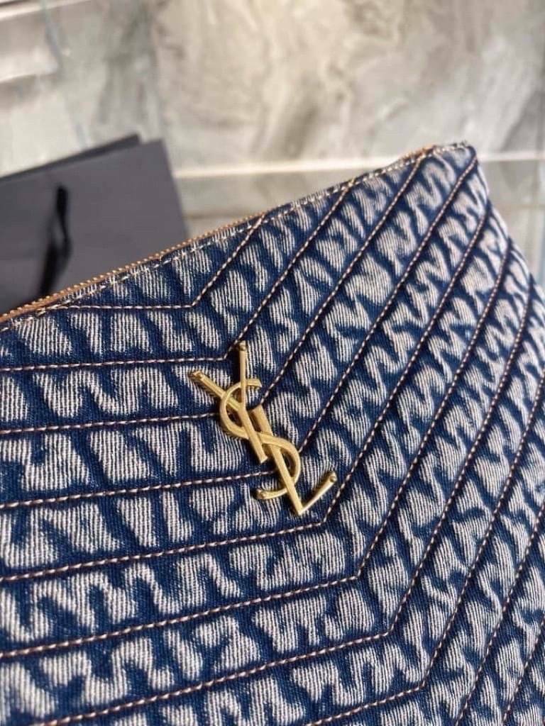 Saint Laurent Monogram quilted denim tablet pouch / YSL denim tablet pouch กระเป๋าทรงพอชดีไซน์ใหม่ ใช้งานง่าย สะดวก กะทัดรัด พกแท็บเล็ตติดตัวไปด้วยในกระเป๋าโมโนแกรมนี้ โดดเด่นด้วยเอฟเฟกต์แบบวินเทจและการเย็บตะเข็บแบบควิลท์ เป็นรุ่น unisex ใช้ไดทั้งหญิงชาย 