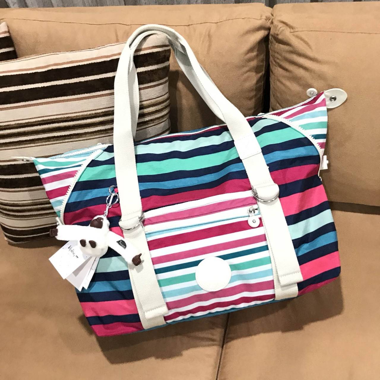 NEW ARRIVAL! KIPLING ART (LARGE) TOTE BAG 2018 กระเป๋าถือหรือสะพายรุ่นใหม่ใบใหญ่จุใจสาวๆที่สัมภาระเยอะ วัสดุ Nylon+Polyester 100% น้ำหนักเบา โดดเด่นที่สามารถรูดซิปมุมกระเป๋าเปลี่ยนทรงได้ไม่จำเจ มีหูหิ้วสะพายไหล่ได้ มือจับหูหิ้วเป็นหนังปั้มโลโก้ พวงกุญเเจล