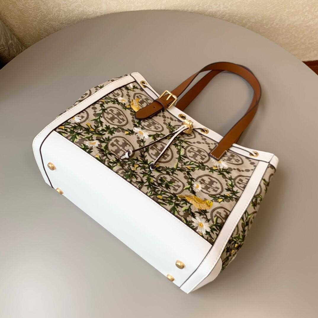 Tory burch T- Monogram Jacquard Embroidered Small Tote กระเป๋าถือหรือสะพายไหล่ วัสดุ Canvas ปักษ์ลายแบรนด์ ในคอลเล็คชั่น Spirit/Summer2021ปักษ์ลายความเป็นธรรมชาติ ประณีต อะไหล่ทองสวยหรู