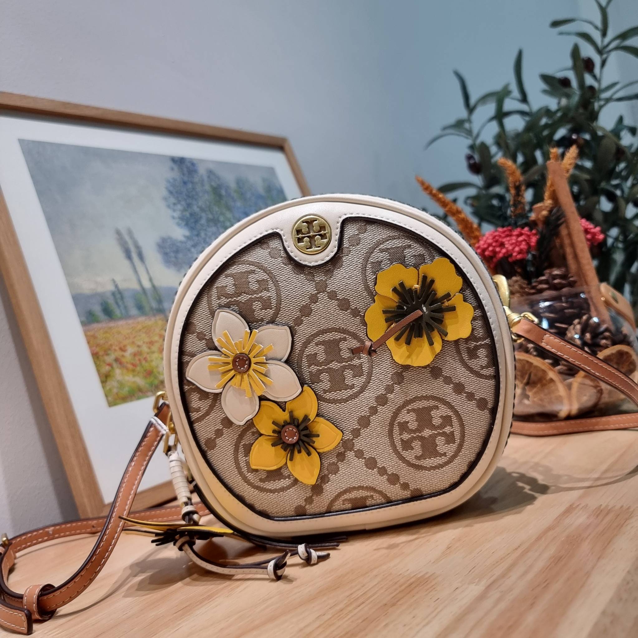 TORY BURCH T MONOGRAM FLORAL MOON CROSSBODY BAG คอลเลคชั่นใหม่ น่ารักให้ใจไปเลย กับประเป๋าสะพายทรงสวย ดีไซน์ใหม่ล่าสุด สไตล์งานคราฟ มีลูกเล่นประดับดอกไม้