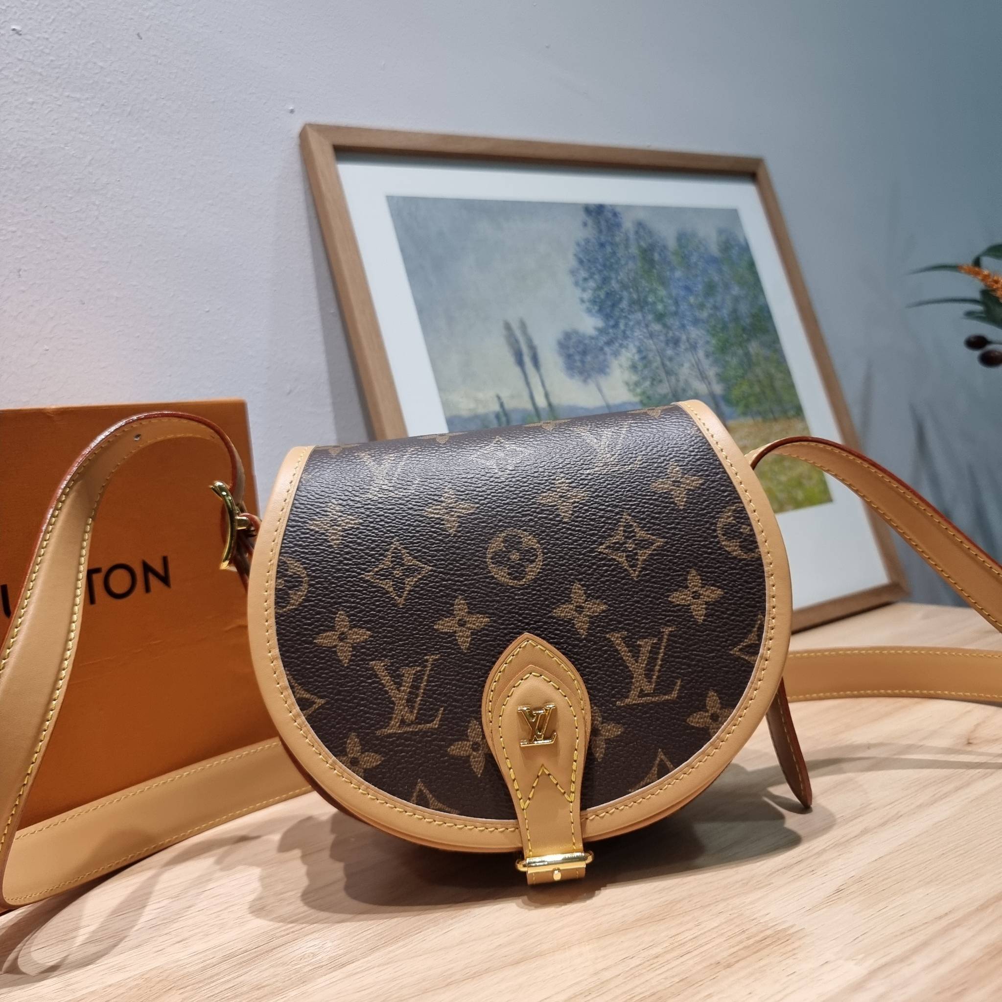 LV Tambourine Monogram Crossbody Bag รุ่นลิมิเต็ดหายาก กับกระเป๋าสะพายทรงสวย ดีไซน์คลาสสิค วัสดุหนังแคนวาสตัดสลับหนังแท้ เปิด-ปิดกระเป๋าด้วยอะไหล่สายคาด สายสะพายในตัว ปรับได้ หรือซ่อนสายและถือเป็น clutch ออกงานก็ได้ ดูแพงมากๆ ภายในเป็นช่องโล่ง ใส่ของจุกจุ