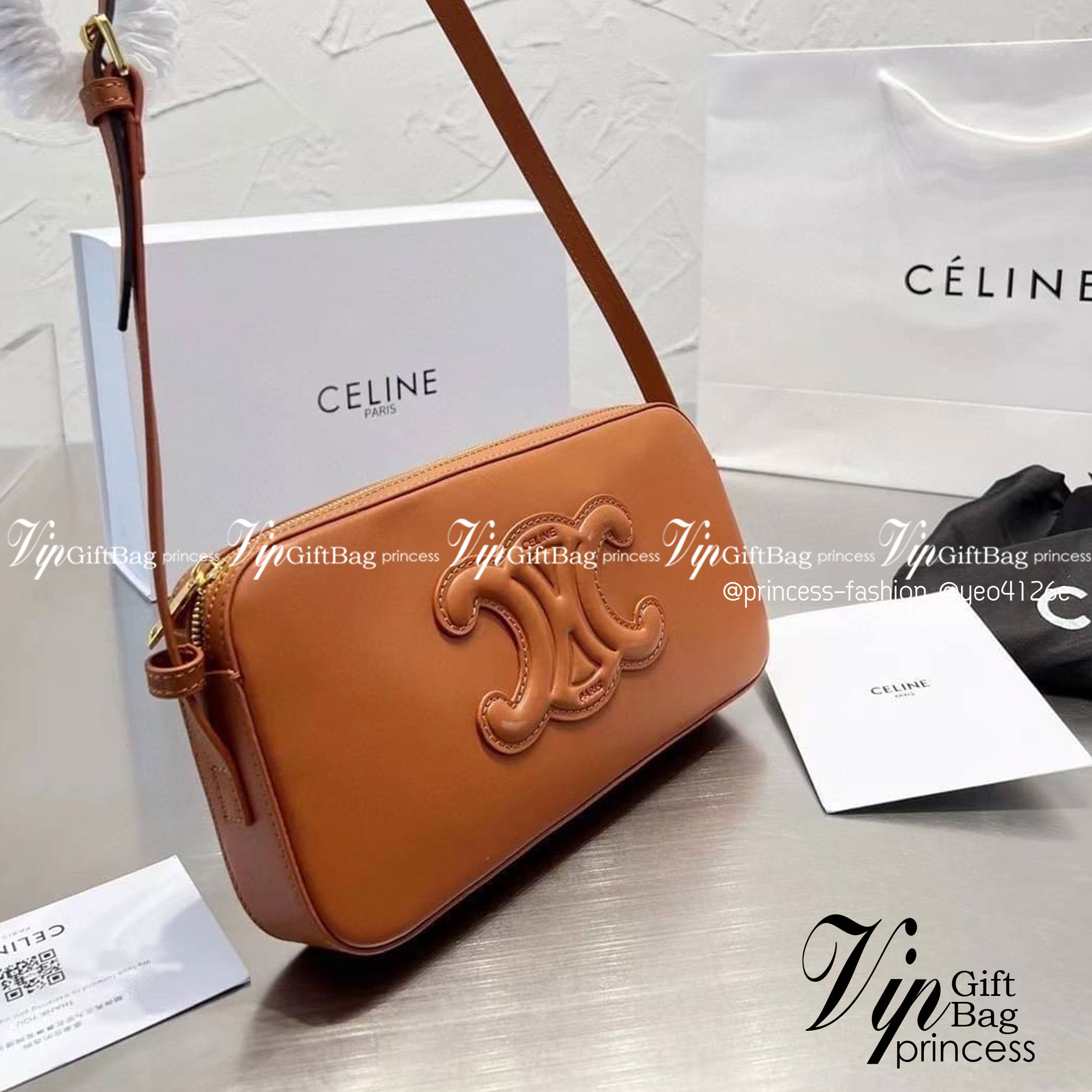 CELINE Cuir Triomphe Camera Bag / CELINE CAMERA SHOULDER BAG CUIR TRIOMPHE in smooth calfskin กระเป๋าสะพายเซลีนทรงมินิมอล ทรงสี่เหลี่ยมผืนผ้าที่อัดแน่นไปด้วยกลิ่นอายความคลาสสิกตามแบบฉบับแบรนด์ เพิ่มความหรูหราและโดดเด่นด้วยการตกแต่งด้วยโลโก้เด่นชัดด้านหน้า