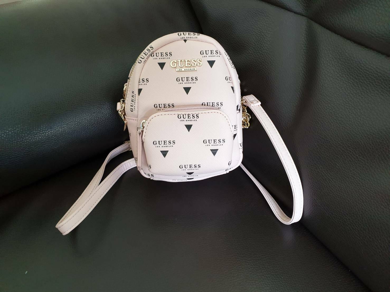 กระเป๋าสะพายข้าง Guess ด้านหน้าติดชื่อแบรนด์ มีช่องซิปด้านหน้า ด้านบนเป็นช่องเปิดปิดซิปมีสัญลักษณ์แบรนด์ติดที่ตัวจับซิปด้วย ด้านในเป็นช่องกว้าง มีช่องเสียบสิ่งของด้วยค่ะ ตัวสายสะพายเป็นโซ่ตัดต่อกับสายหนัง สามารถปรับระดับได้ สวยเก๋ขนาดนี้ รีบมาจับมาจองเป็น