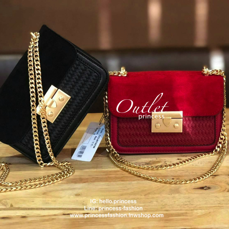 CHARLES & KEITH PUSH LOCK FRONT FLAP BAG 2018 กระเป๋าถือขนาดมินิดีไซน์สุดชิคคุณหนูมากค่ะโดดเด่นที่กระเป๋าpu ลายสานสวยสะดุดตา ฝาปิดกำมะหยี่ดูเรียบหรู เปิดปิดด้วยฝาปิดตัวล๊อคปั้มแบรนด์ ภายในมีช่องใส่บัตร ใส่มือถือ iphone8+ได้ค่ะ อะไหล่ทองสวย สายโซ่ยาวสะพายไ