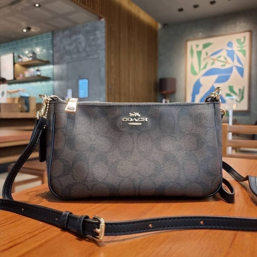 COACH F58321 TOP HANDLE POUCH อีกรุ่นฆ่าไม่ตาย!! 😎 ขายดีขายหมด ขายรวยขายปังๆ!! กระเป๋าพอชจากโค้ช ทรงใช้งานง่าย สะดวก กะทัดรัด วัสดุหนังแคนวาสเคลือบคุณภาพดี มาพร้อมสายคล้องในตัว และสายสะพาย crossbody ปรับเปลี่ยนได้ตามสไตล์ อีกหนึ่งไอเท็มที่สาวๆต้อง