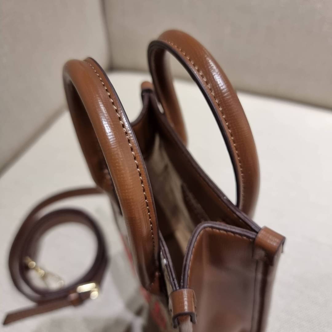 GUCCI Tiger GG mini tote bag ไซส์มินิ ร้อนแรงไฟลุก!! ต้อนรับปีเสืออย่างเป็นทางการ จัดให้แบบเลิศๆ กับกระเป๋าทรงโท้ท วีไอพีพรีเมี่ยมกิ๊ฟ ไซส์มินิ โดดเด่นด้วยฟอนท์ตัวใหญ่ สวยเอกลักษณ์ วัสดุหนังแคนวาสตัดขอบด้วยหนังแท้ ภายในเป็นช่องโล่ง ใส่ของจุกจิกได้ ใส่โทรศ