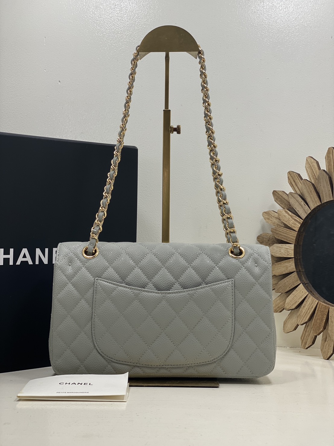 ORI หนังแท้ | CHANEL Classic Medium Flap Bag 25cm กระเป๋าสะพายคลาสสิกรุ่นยอดนิยมตลอดกาล ดีไซน์เรียบหรูหราขับผิว งานหนังแท้ อะไหล่ทองหรูหรา สุดยอดเดอะเบสท์ไอเท็ม