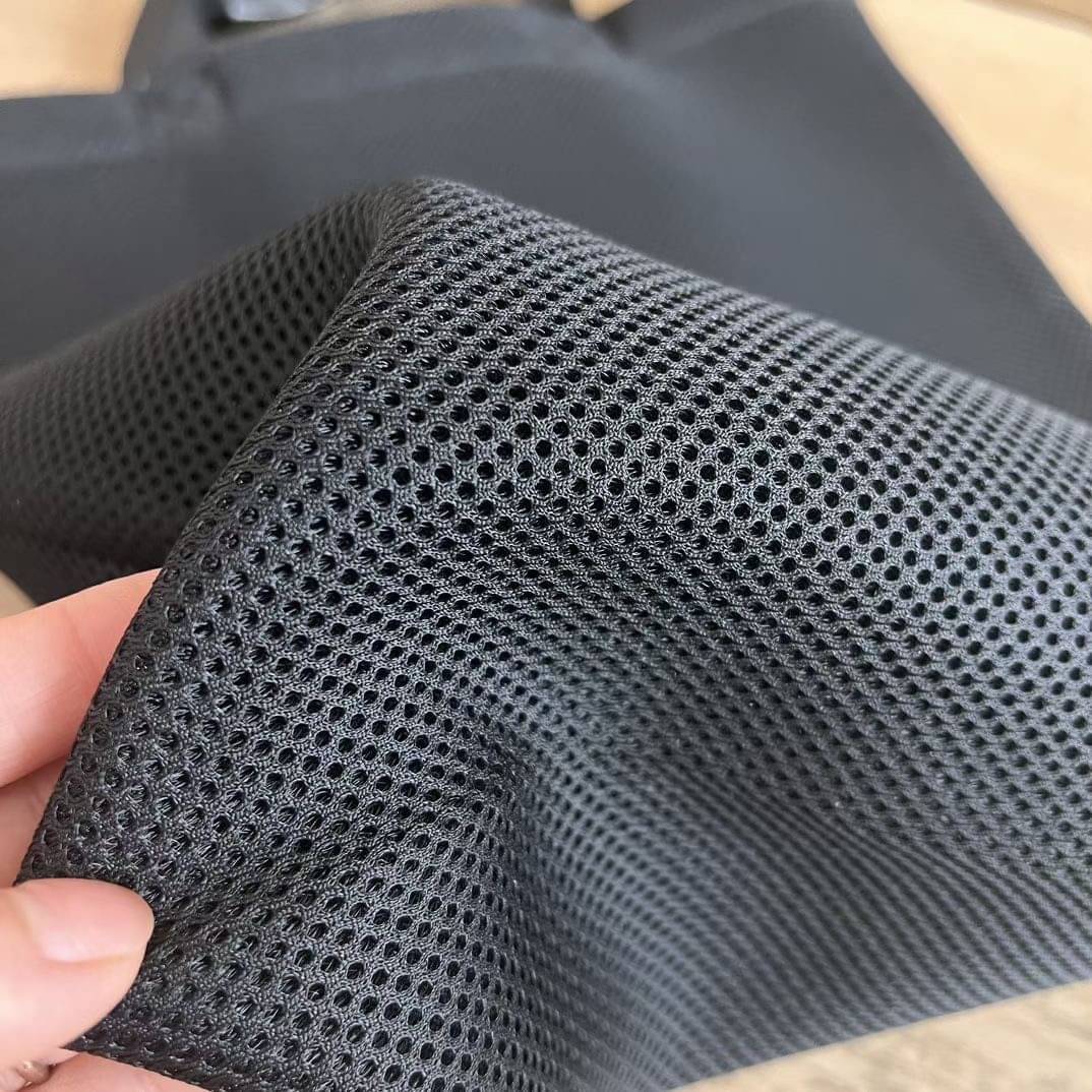 CHANEL Beauty Black Mesh Tote Bag วัสดุผ้าตาข่ายบุนวมนุ่ม จะใช้วันสบายๆ หรือใส่เอกสารต่างๆ ได้เลย พกพาได้ทุกๆวัน