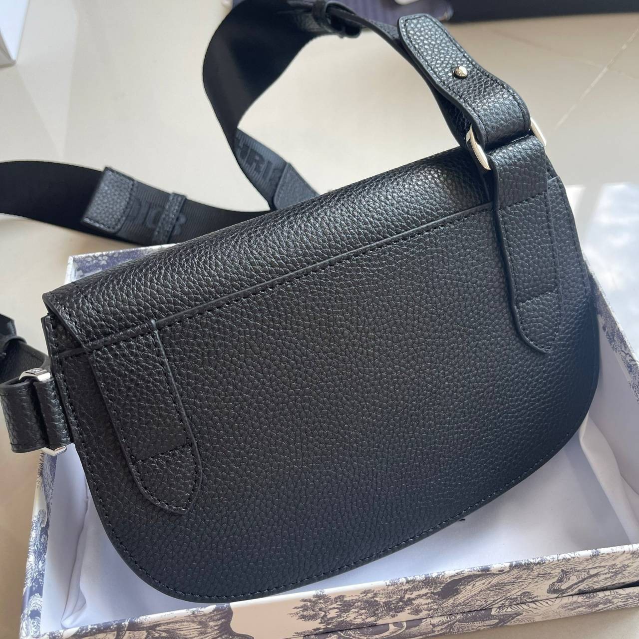 หนังแท้ CHRISTIAN DIOR SADDLE POUCH Black Grained Calfskin / DIOR SADDLE MESSENGER BAG พร้อมส่งที่ไทย กระเป๋า Saddle pouch คู่ใจขนาดกะทัดรัดและเหมาะสำหรับใช้ในชีวิตประจำวัน สีดำคลาสสิก เกรดออริจินอลหนังแท้ทั้งใบ ภาพสินค้าถ่ายจากงานขายจริง ใช้งานต่างประเทศ
