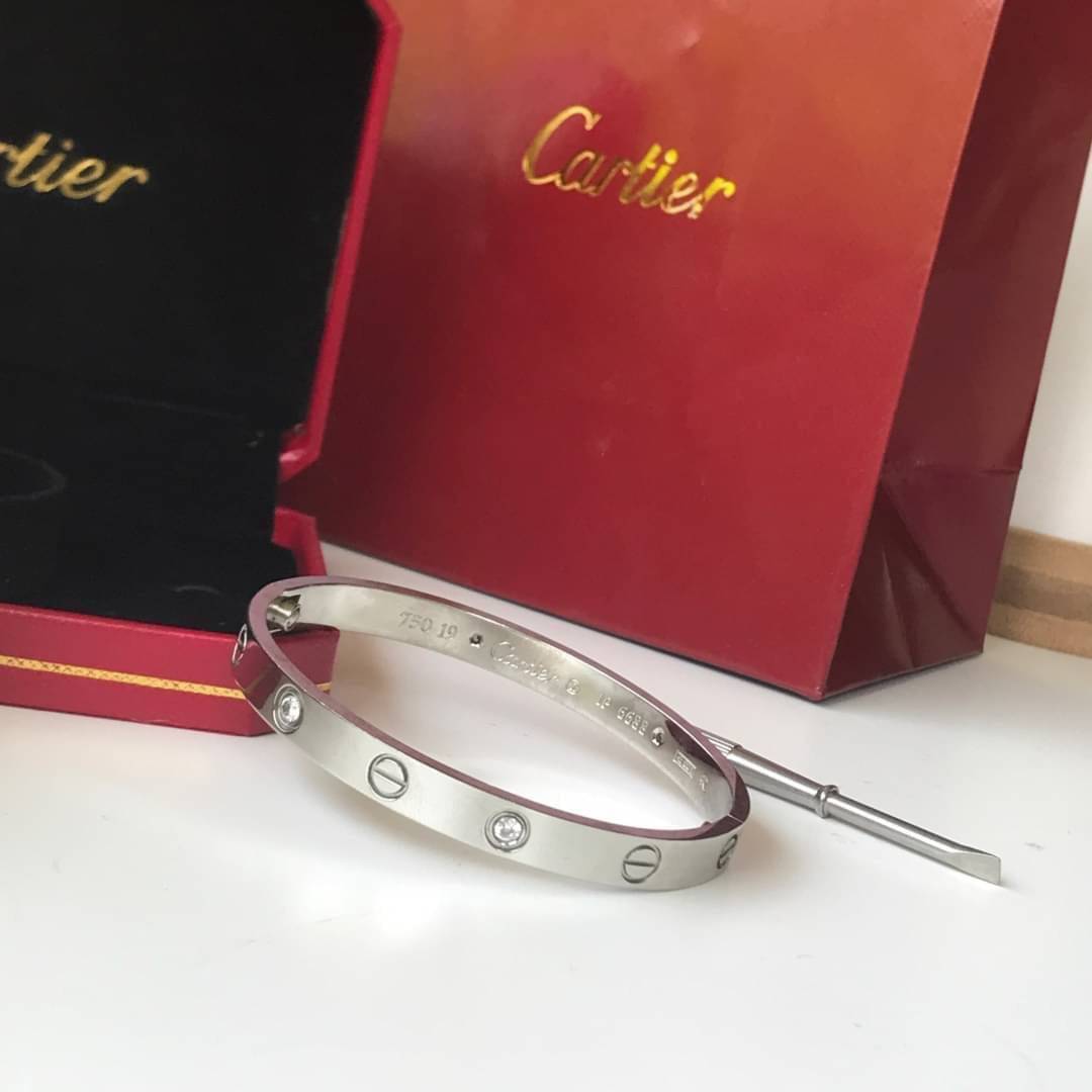 Cartier Love Bracelet รุ่นเพชร กำไลข้อมือ ภาพถ่ายจากงานจริง วัสดุโลหะเคลือบขึ้นเงาตามรูป งานปั้มครบตามรูปเลยค่ะ