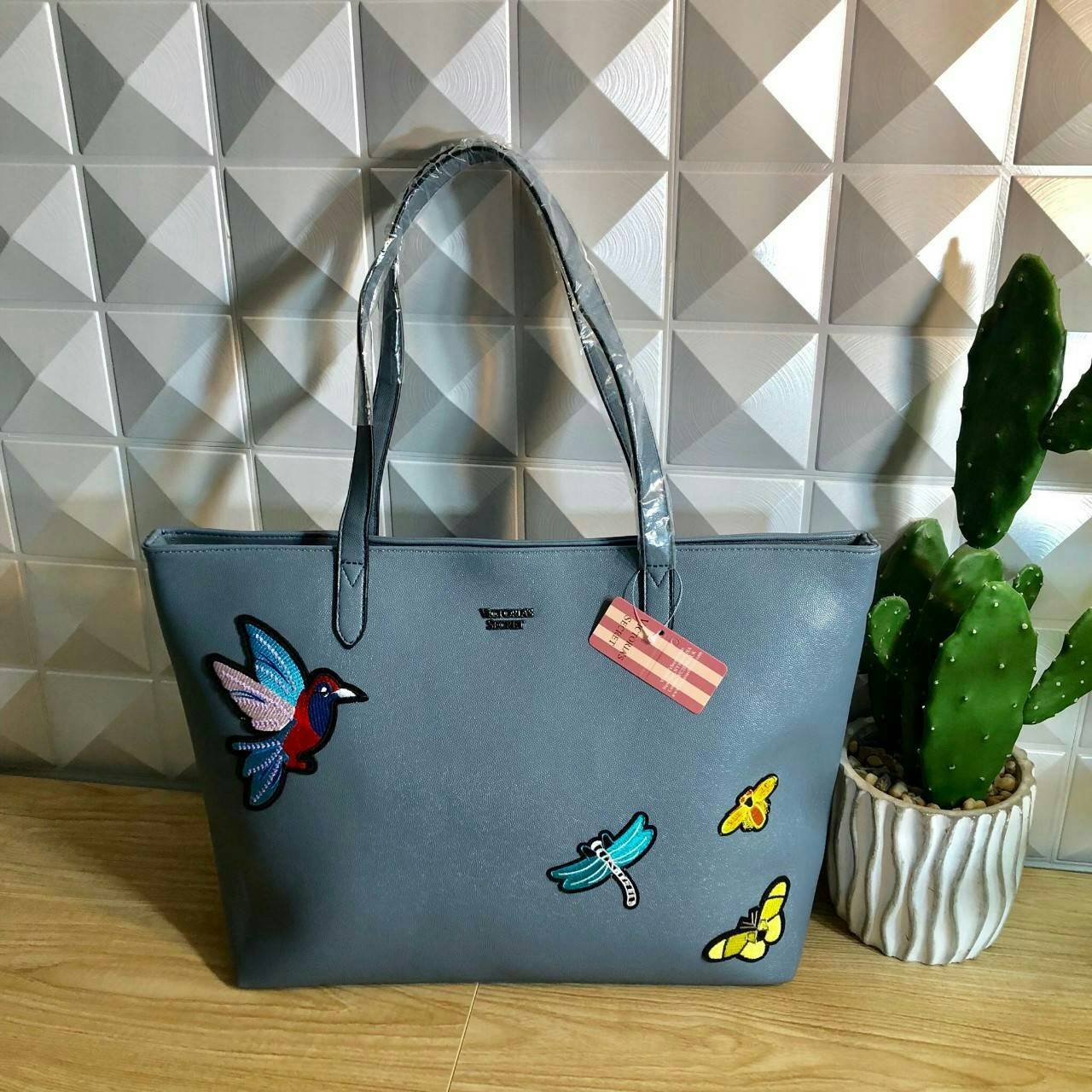 Victoria’s Secret Tote Bag 2019 กระเป๋าถือหรือสะพายลายหนังคาเวียร์ สวยด้านหน้าประดับด้วยโลโก้ ตัวกระเป๋าแต่งด้วยลายปักสวยเก๋ ปากกระเป๋าเปิดปิดด้วยซิปสะดวกใช้ ภายในมีช่องโล่งและช่องเล็กไว้แบ่งเก็บของ ใส่หนังสือ เอกสาร A4 Notebook ipad กระเป๋าสตางค์ ของใช้ไ