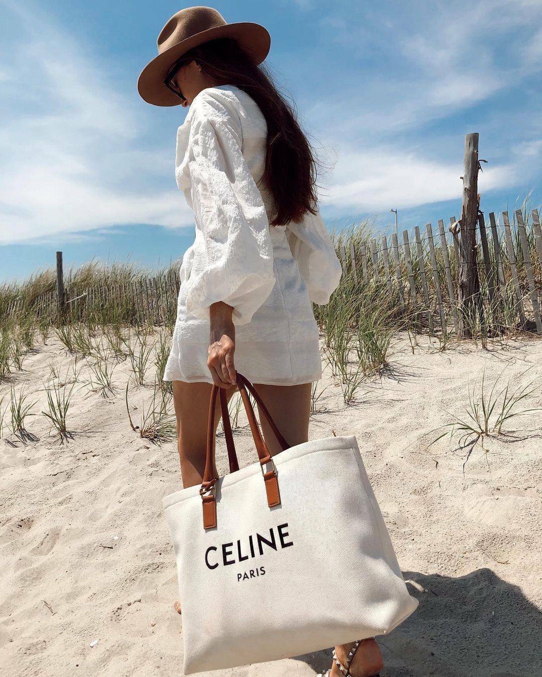CELINE PHANTOM TOTE BAG VIP GIFT WITH PURCHASE (GWP) พรีเมี่ยมกิ๊ฟ Limited Edition จาก CELINE PERFUME DUTYFREE COUNTER วัสดุ Canvas & Grained cowhide ดีไซน์ทรง Shopping ขนาดใหญ่กำลังดี เนื้อหนาแข็งแรง น้ำหนักเบา โดดเด่นที่ห้อยTagแม่กุญแจอะไหล่ทองสามารถใช้