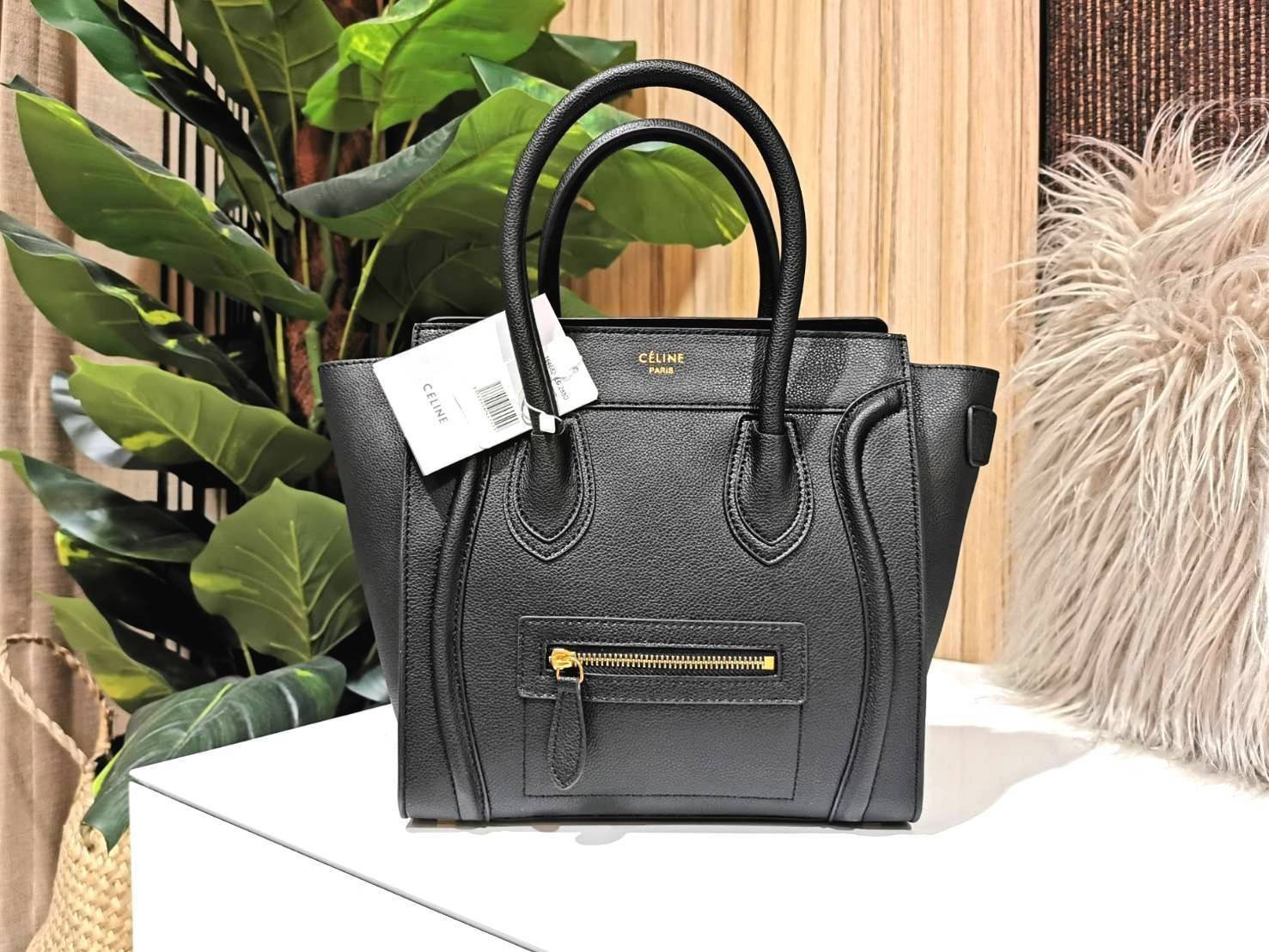 CELINE HANDLE BAG VIP GIFT WITH PURCHASE (GWP) พรีเมี่ยมกิ๊ฟรุ่นใหม่ Limited Edition จาก CELINE HAUTE PARFUME DUTYFREE COUNTER หนังแท้ Calf Skin Leather มาในดีไซน์สุดหรูยอดนิยมหนังนิ่มหอมขึ้นเทคเจอร์สวยอยู่ทรง เปิดปิดด้วยซิปสะดวกใช้ ด้านหน้ามีโลโก้แบรนด์ 
