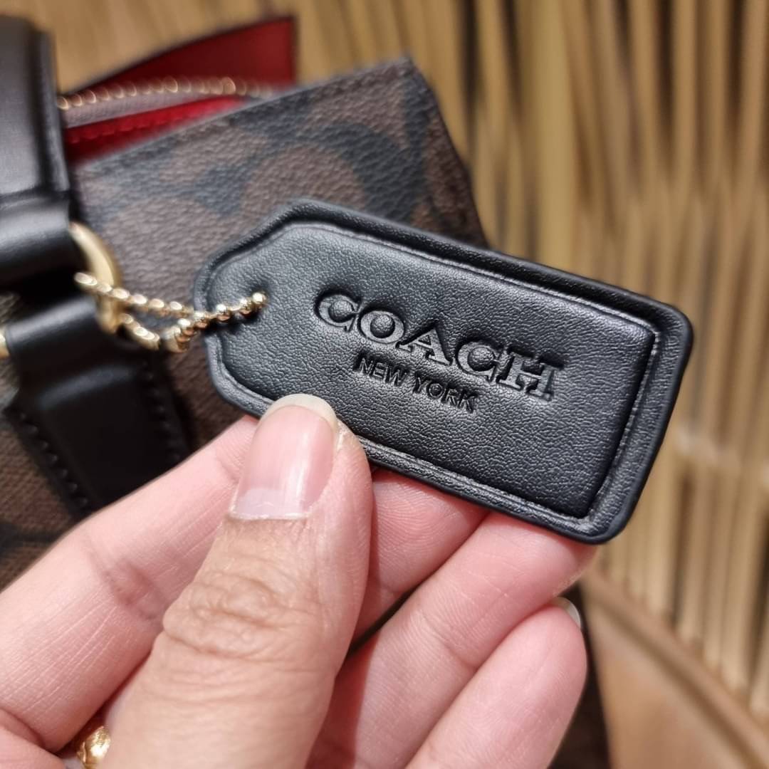 COACH C4075 TATUM CARRYALL IN SIGNATURE CANVAS คอลเลคชั่นใหม่ล่าสุด จัดมาให้ได้สวยก่อนใคร สวยหรูทุกสี!! ลุคผู้ดีต้องมาอีกหนึ่ง กระเป๋าสะพายทรงสวย ที่มาพร้อมสายสะพายไหล่ในตัว และสายครอสบอดี้สำหรับสะพายข้าง วัสดุหนัง crossgrain สวยคมมากๆ ตัวกระเป๋าถูกแบ่งเป