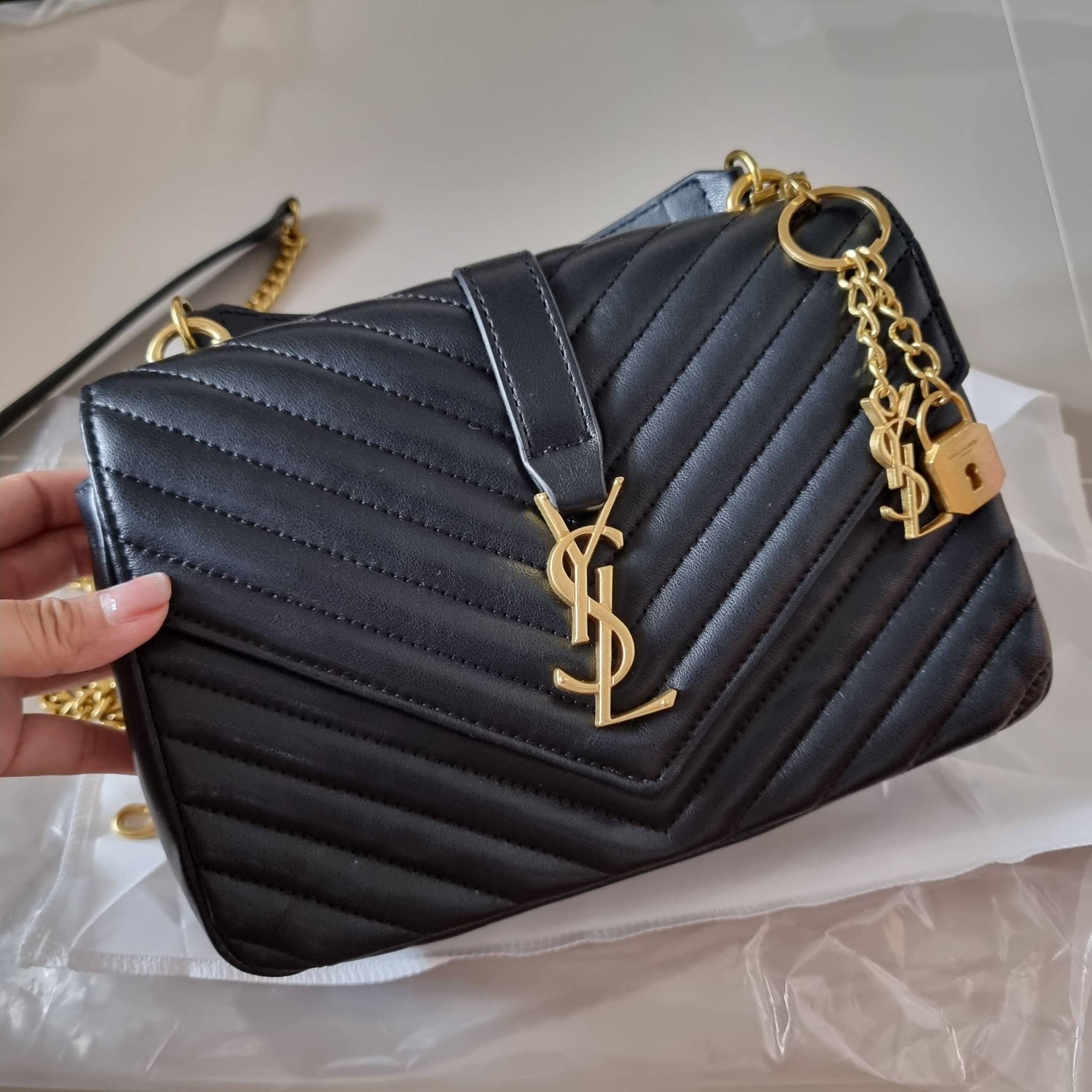 YSL College Medium Bag / Yves Saint laurent crossbody boutique กระเป๋าสะพายไหล่ ดีไซน์ทรงสวยหรู พิเศษ แถมฟรี พวงกุญแจห้อยเอกลักษณ์แบรนด์ ดูแพงไปหมดจริงๆไอเท็มนี้