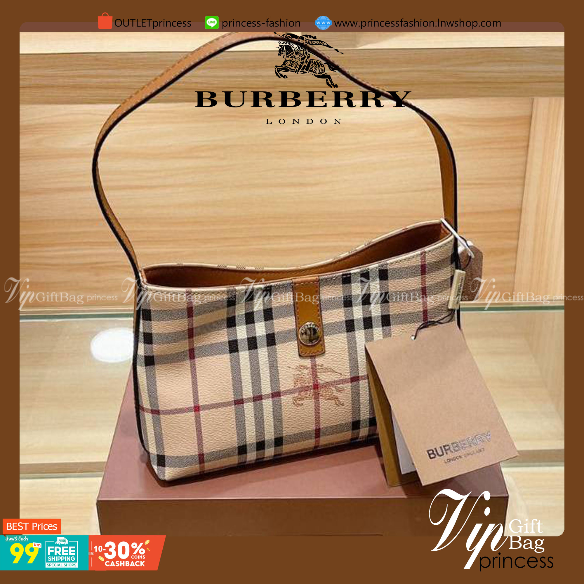 BURBERRY VINTAGE BAG VIP GIFT WITH PURCHASE (GWP) พรีเมี่ยมกิ๊ฟ Limited Edition จากBURBERRY วัสดุหนังPVC หนังนิ่ม กระเป๋าสะพายไหล่ทรงสวย เปิดปิดด้วยกระดุมแม่เหล็กด้านใน ภายในมีช่องใส่ของโล่งกว้าง พร้อมช่องซิปอีกหนึ่งช่อง สามารถใส่มือถือ กระเป๋าสตางค์ยาว ข