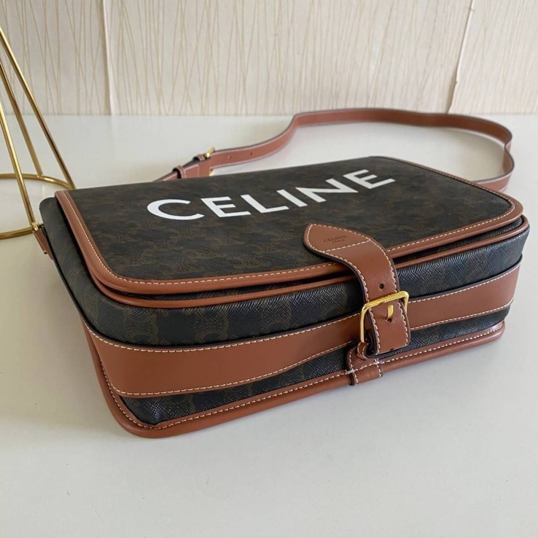 Celine Messenger Folco Bag in Triomphe Canvas กระเป๋าสะพายทรงแมสเซ็นเจอร์ โดดเด่นไม่เหมือนกับลวดลายแคนวาสที่เป็นเอกลักษ์แบรนด์แบบไม่เหมือนใครให้ด้วยความเรียบหรูดูทางการ เพิ่มความภูมิฐานให้กับคุณอย่างลงตัวเลยทีเดียวสำหรับกระเป๋าทรงแนวนอน ซึ่งเป็นกระเป๋าที่
