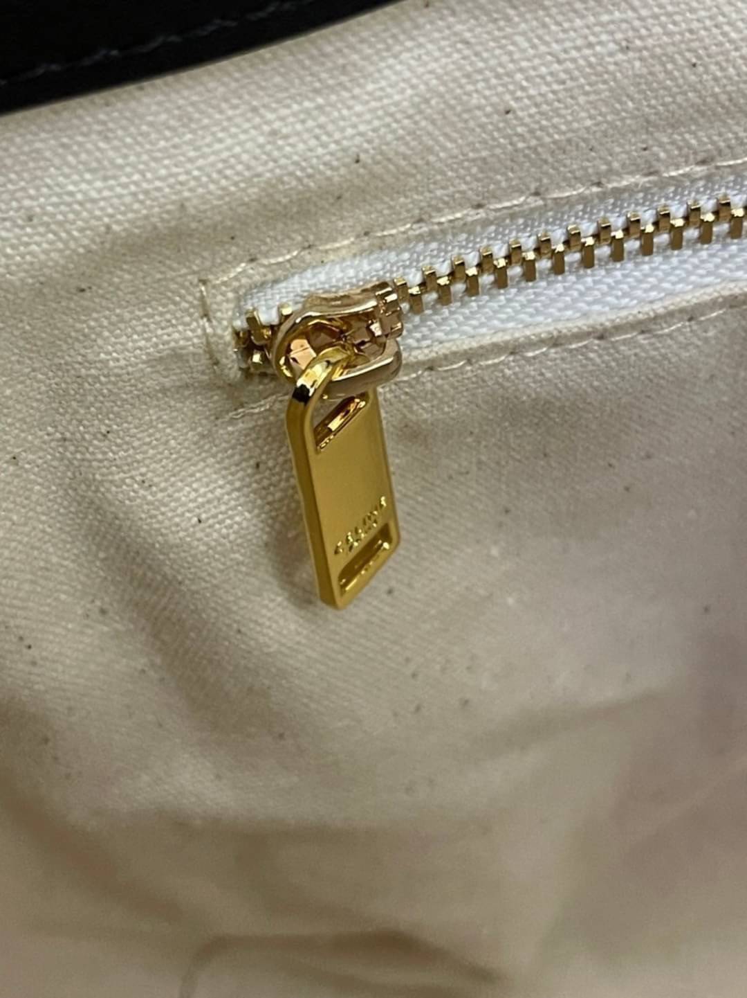 หนังแท้ CELINE SMALL BUCKET CUIR TRIOMPHE IN SMOOTH CALFSKIN / CELINE BUCKET BAG CUIR TRIOMPHE พร้อมส่งที่ไทย คอลเลคชั่นใหม่ ฮิตข้ามปี กับกระเป๋าสะพายทรงถัง ใช้งานง่ายที่สุด สายสะพายในตัว ปรับใช้ได้เลย วัสดุหนังวัว เรียบหรู ผู้ดีไปอีก โดดเด่นด้วยโลโก้เอกล