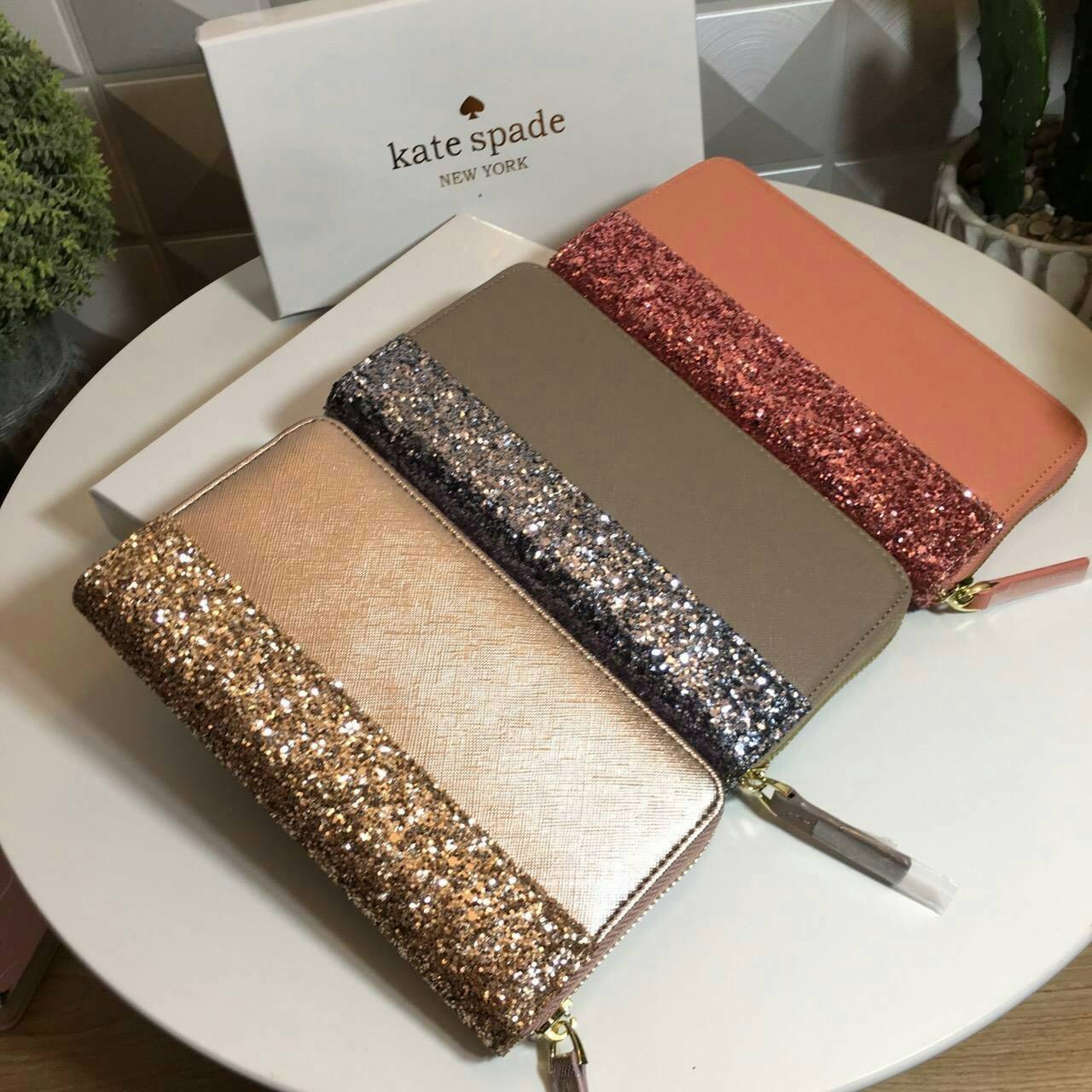 KATE SPADE LONG WALLET กระเป๋าสตางค์ใบยาวรุ่นใหม่ล่าสุดหนัง Saffiano สไตล์ PRADA สวยน่าใช้ตัวกระเป๋าตกแต่งด้วยกลิทเตอร์ ภายในมีช่องซิป1ช่อง และช่องใส่บัตรหลายช่อง ใส่เหรียญ บัตรได้เยอะ ตัวจริงสวยน่าใช้มากค่ะ