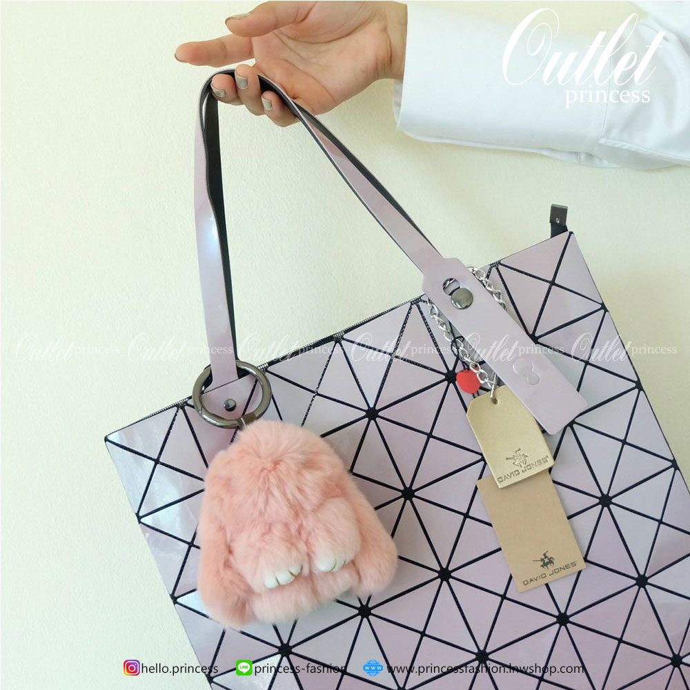 ทรงสุดฮิตจากแบรนด์ David Jones รุ่น Candy color ใบนี้ มาพร้อมกับน้องกระต่าย DV ขนฟู นิ่มๆ สีเข้า set กับกระเป๋าคะ กระเป๋า ทรง Tote ตัวกระเป๋าเย็บติด ด้วยแผ่นอคิลิค ตัดขอบลายวิ้งๆ สุดหรู ดีไซน์เกร๋ จุดเด่นที่ น้ำหนักเบา สามารถ ถือ หรือ สะพายไหล่ได้คะ ใบใหญ