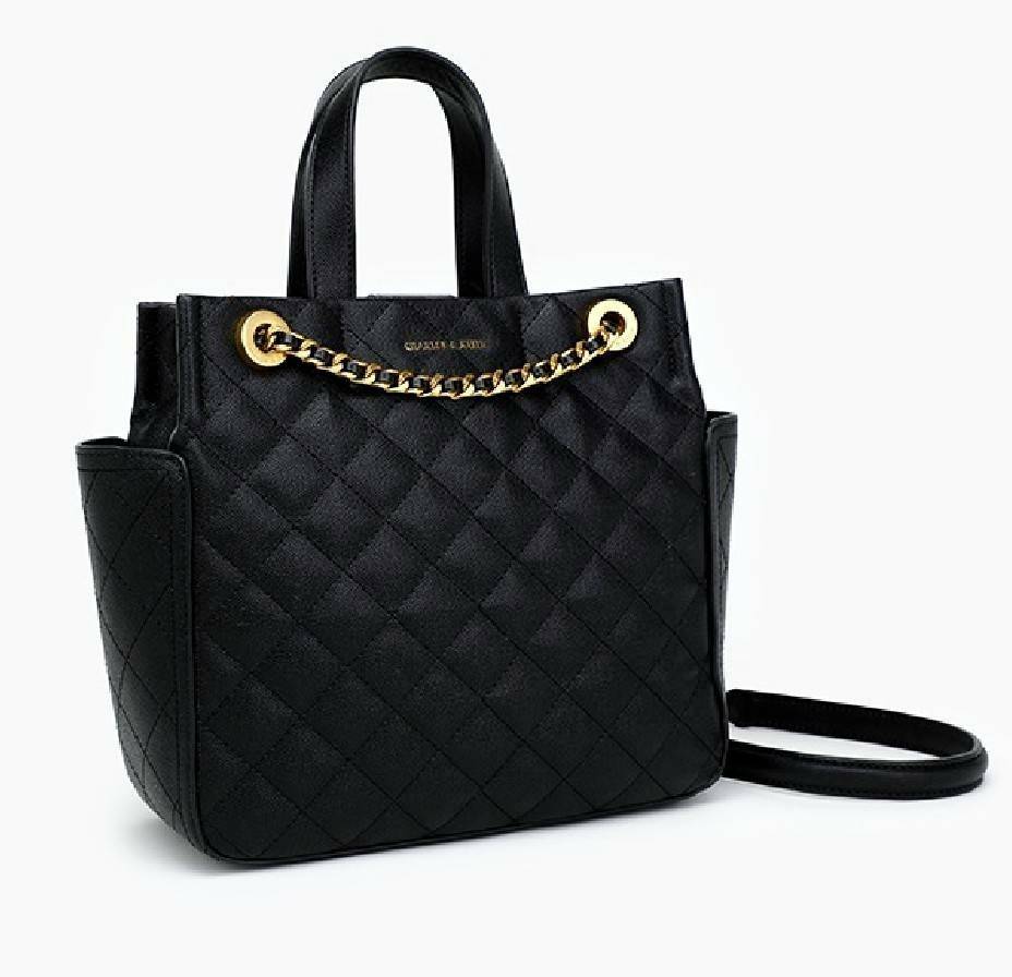 CHARLES & KEITH HANDBAG กระเป๋าถือหรือสะพายดีไซน์สวยหรูวัสดุหนังคาเวียร์อยู่ทรง ด้านหน้ามีโลโก้ ด้านข้างมีช่องใส่ของ มีหูจับถนัดมือ พร้อมสายสะพายโซ่มีที่รองบ่าสามารถใช้สายคู่สะพายไหล่หรือสายเดี่ยว Crossbody ได้ มีหมุดรองฐานกันรอย ภายในมีช่องซิปเเละช่องใส่