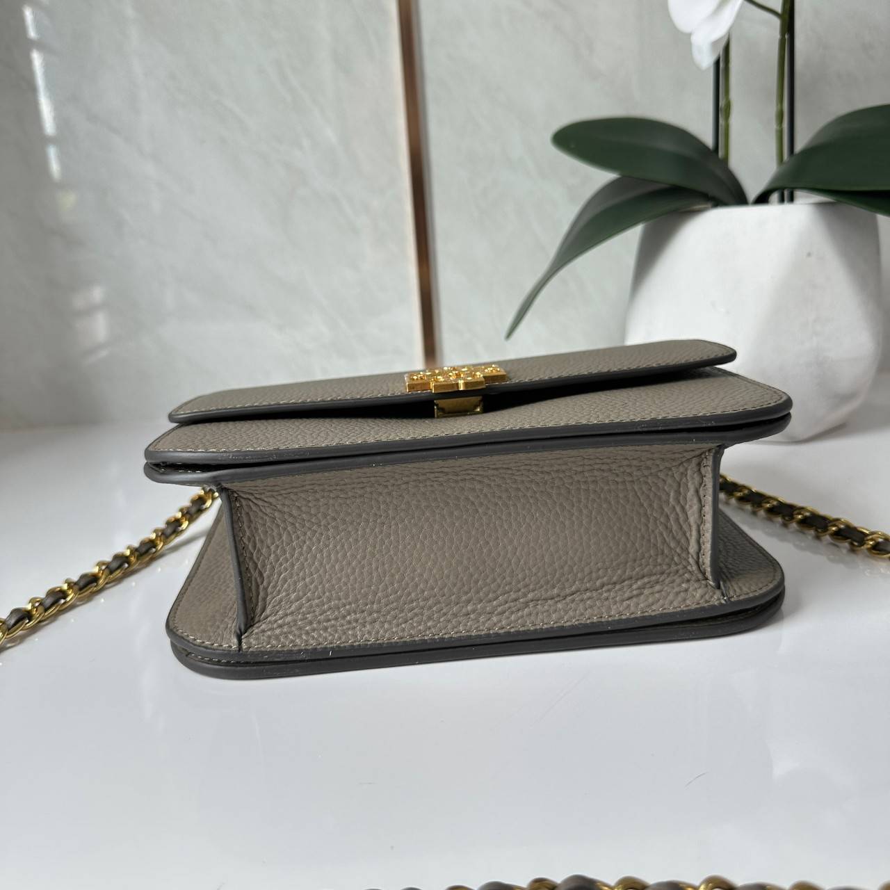 Tory Burch Britten Small Convertible Shoulder Bag คอลเลคชั่นใหม่สุดเรียบหรู กระเป๋าสะพายไหล่หรือสะพายข้าง วัสดุหนังอย่างดี ภายในแบ่งช่องเป็นสัดส่วน