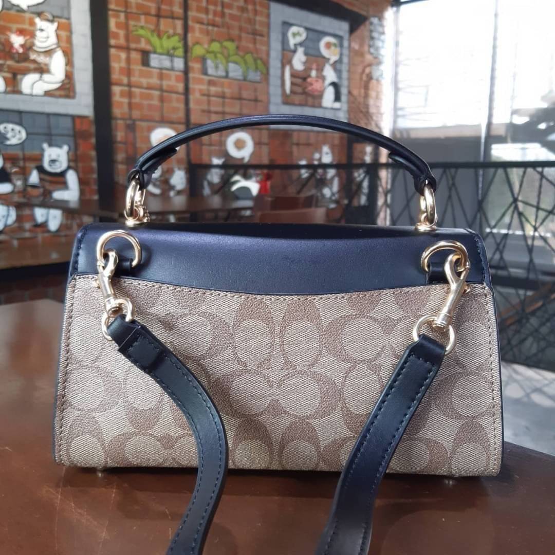 COACH TILLY SATCHEL 23 IN SIGNATURE CANVAS ((C1802//C1439/C1435)) กระเป๋า crossbody สวยหรู ขนาดใหม่ พร้อมสีมาใหม่!! ดีไซน์ย้อนยุค วัสดุหนังแคนวาสเคลือบลายสลับหนังแท้ มาพร้อมหูจับในตัว และสาย crossbody ปรับได้ตามตัว เปิด-ปิดด้วยตัวบิดล็อค ภายในโล่ง บุกำมะห