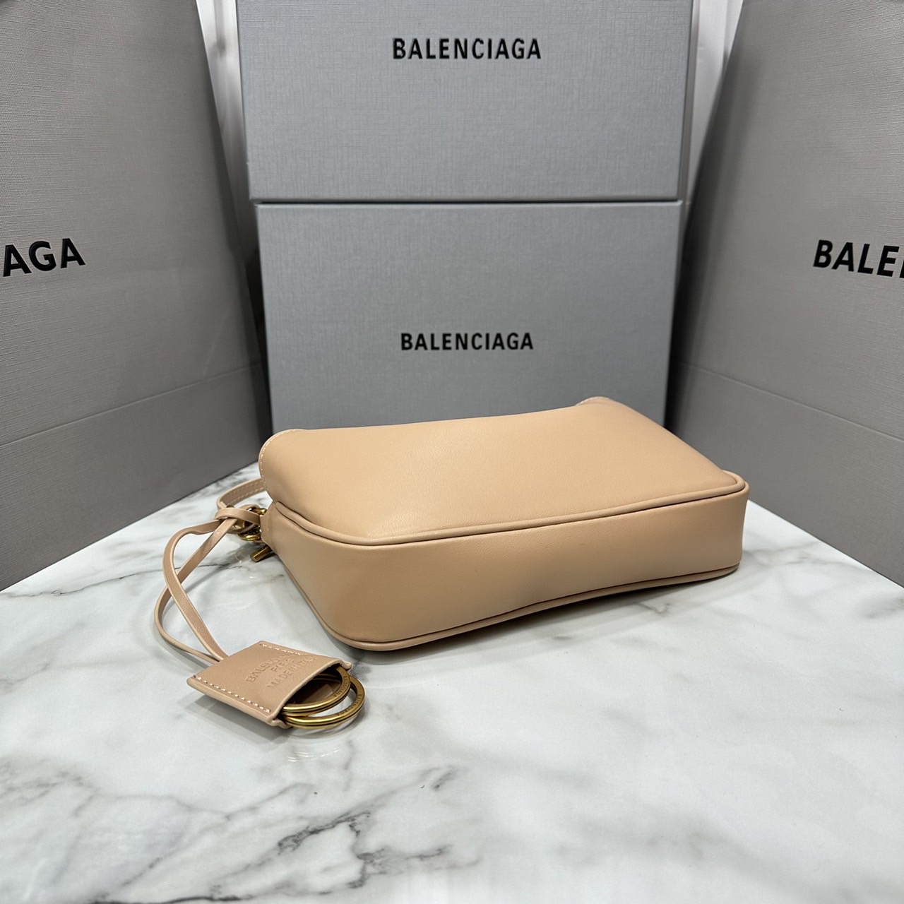 Balenciaga Rodeo Sling Pochette / Balenciaga shoulder leather bag 22cm กระเป๋าสะพายทรงพอชที่สุดของไฮแบรนด์สุดไอคอนิค ดีไซส์เรียบหรู สวยจับต้องได้ ถือหรือสะพายไหล่ได้เก๋มากๆ ถือออกงานก็ได้ลุคไฮแฟชั่นหรูๆ