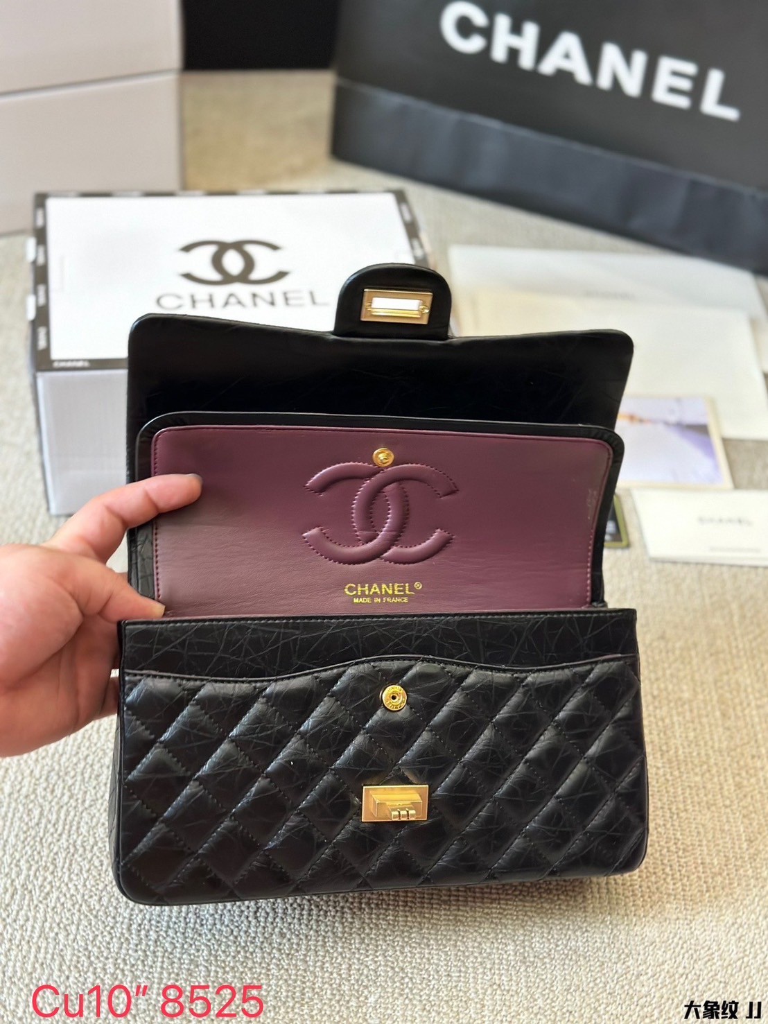 CHANEL 2.55 Handbag Aged Leather & Gold-Tone กระเป๋าสะพายหนังย่น แฝงความหรูในตัวตามเอกลักษณ์แบรนด์ สีดำ อะไหล่เงิน / ทอง