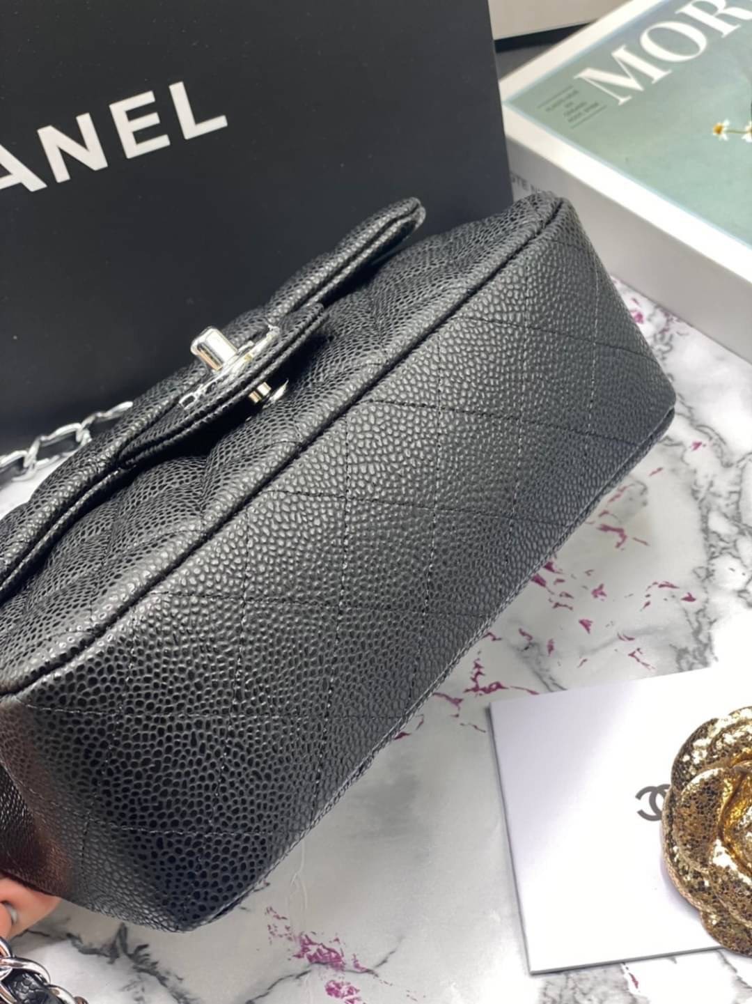 หนังแท้ CHANEL classic 8" black caviar รุ่นยอดนิยมไอเท็มฮิตวัสดุหนังคาเวียร์สวยคลาสสิค ด้านหน้ามีโลโก้แบรนด์อะไหล่ทอง/เงินสวยหรู ภายในสีแดงเบอกันดี้ เป็นใบยอดนิยมของสาวๆ เลยค่าา พร้อมส่งที่ไทยไม่ต้องรอพรีฯ สาวก Chanel Must Have! นะคะ
