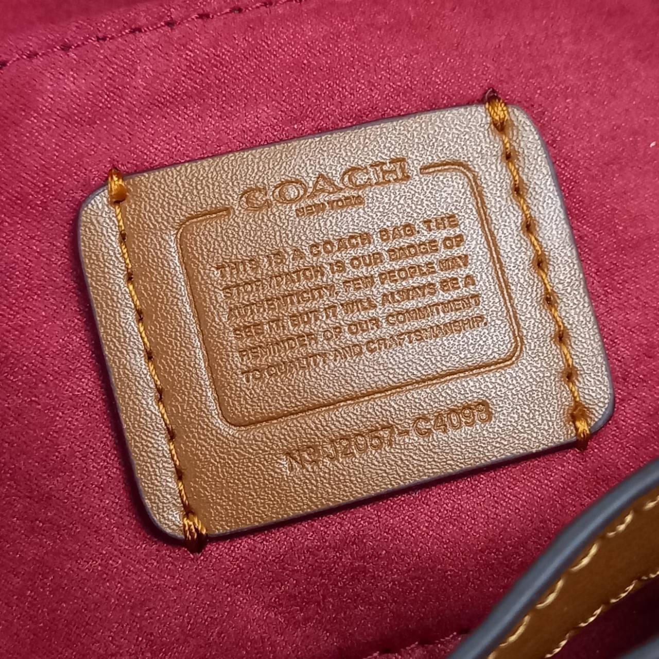 COACH ELLEN CROSSBODY IN RAINBOW SIGNATURE CANVAS (COACH C4098) ให้สายรุ้ง มัดใจได้มั้ยเนี้ย🌺คอลเลคชั่นที่ไม่ต้องพูดเยอะ//กระเป๋ารูปทรงน่ารัก ที่ใครได้เห็นเป็นต้องอดใจไม่ไหว // วัสดุหนังแคนวาสผสมหนังแท้ กระแทกความสดใสขึ้นไปอีกขั้น ด้วยลาย