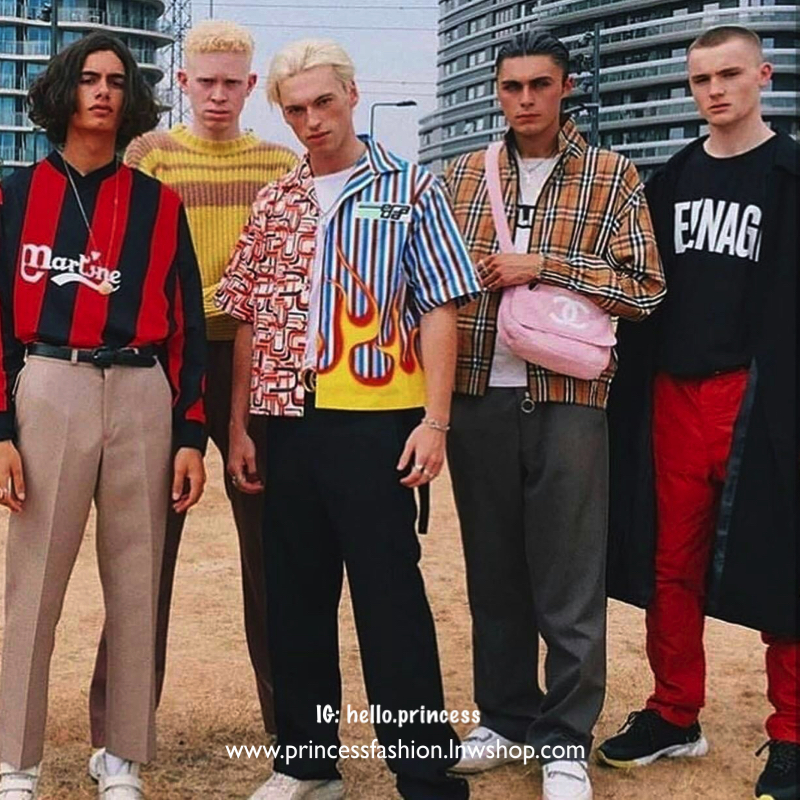 พร้อมส่งรุ่นขายดี! ฮิตที่สุด! Chanel Beaute Crossbody Bag กระเป๋าถือหรือสะพายพรีเมี่ยมของเเท้จาก Chanel Cosmetic Counter VIP Gift รุ่นแนะนำวัสดุขนวูฟหนานุ่มตัดโลโก้แบรนด์หนังแก้วสวยโดดเด่น น้ำหนักเบา เปิดปิดด้วยฝาปิดกระดุมแม่เหล็ก ใบใหญ่กำลังดีใส่ ipad กร