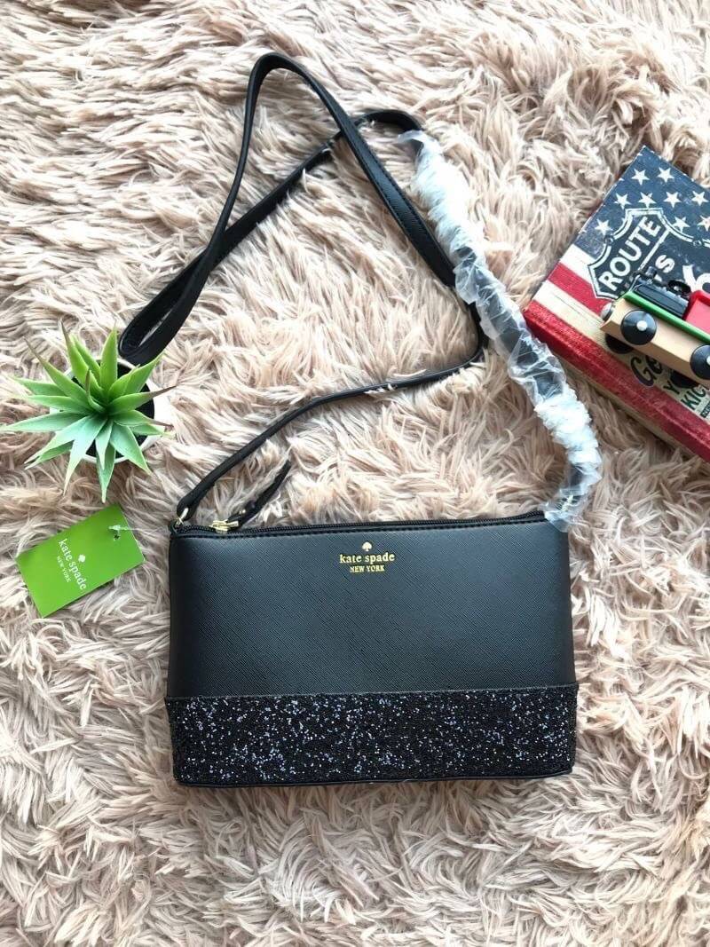 Kate Spade New York Greta Court Ramey Gritter Crossbody Bag กระเป๋าสะพายที่มีดีเทลเป็นกริชเตอร์วิ้งที่ก้นกระเป๋า ด้านบนหนังsaffiano เปิดปิดด้วยซิปเดียวด้านบน ภายในใส่กระเป๋าสตางค์ยาว มินิไอแพคได้ สายสะพายยาว118cmปรับไม่ได้ ขนาดกำลังดีสวยน่าใช้เลยคร้า!!