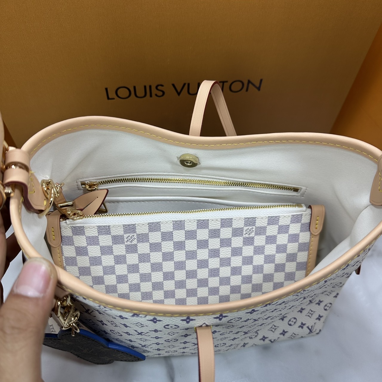 ORI หนังแท้ | LV CarryAll PM bag กระเป๋าสะพายทรงโท้ทแครี่ออล Monogram แคนวาสแต่งขอบหนังผสานเสน่ห์สวยงามเข้ากับดีไซน์ที่รับกับสรีระให้คุณพกพาไปได้ทุกที่ ด้านในออกแบบมาอย่างชาญฉลาด มาพร้อมใบเล็กเข้าเซ็ท