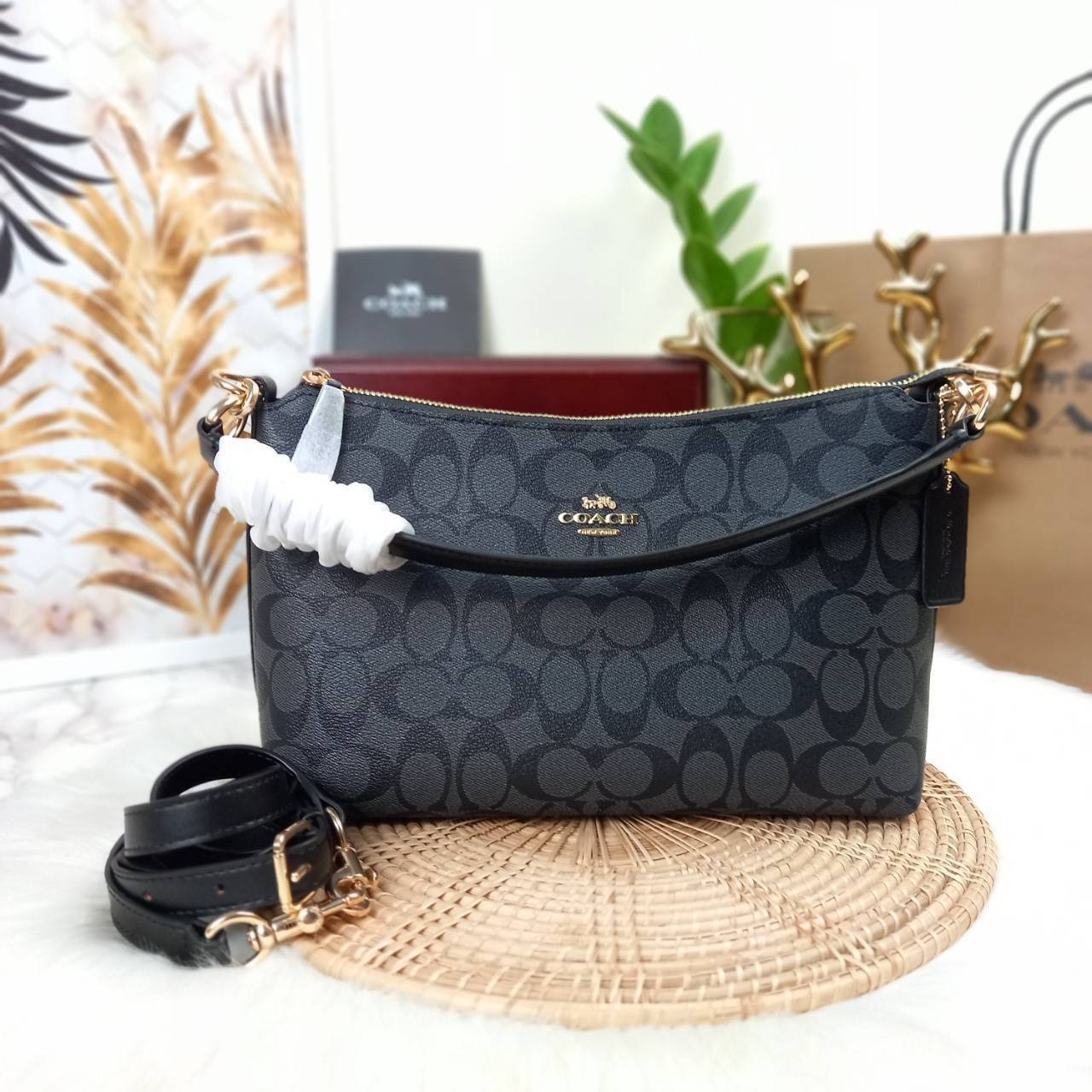 COACH LEWIS SHOULDER BAG IN SIGNATURE CANVAS (COACH F85696)🌺พอชใบใหญ่ ใส่ของได้จุใจ มีสายให้ 2 สาย อะไหล่สีทอง หรูหรา คลาสสิค สายยาวถอดได้ ปรับได้ ช่องด้านใน กว้างมากๆ ใช้ได้ทุกโอกาสจริงๆ แนะนำ ไม่ควรพลาดจ้า