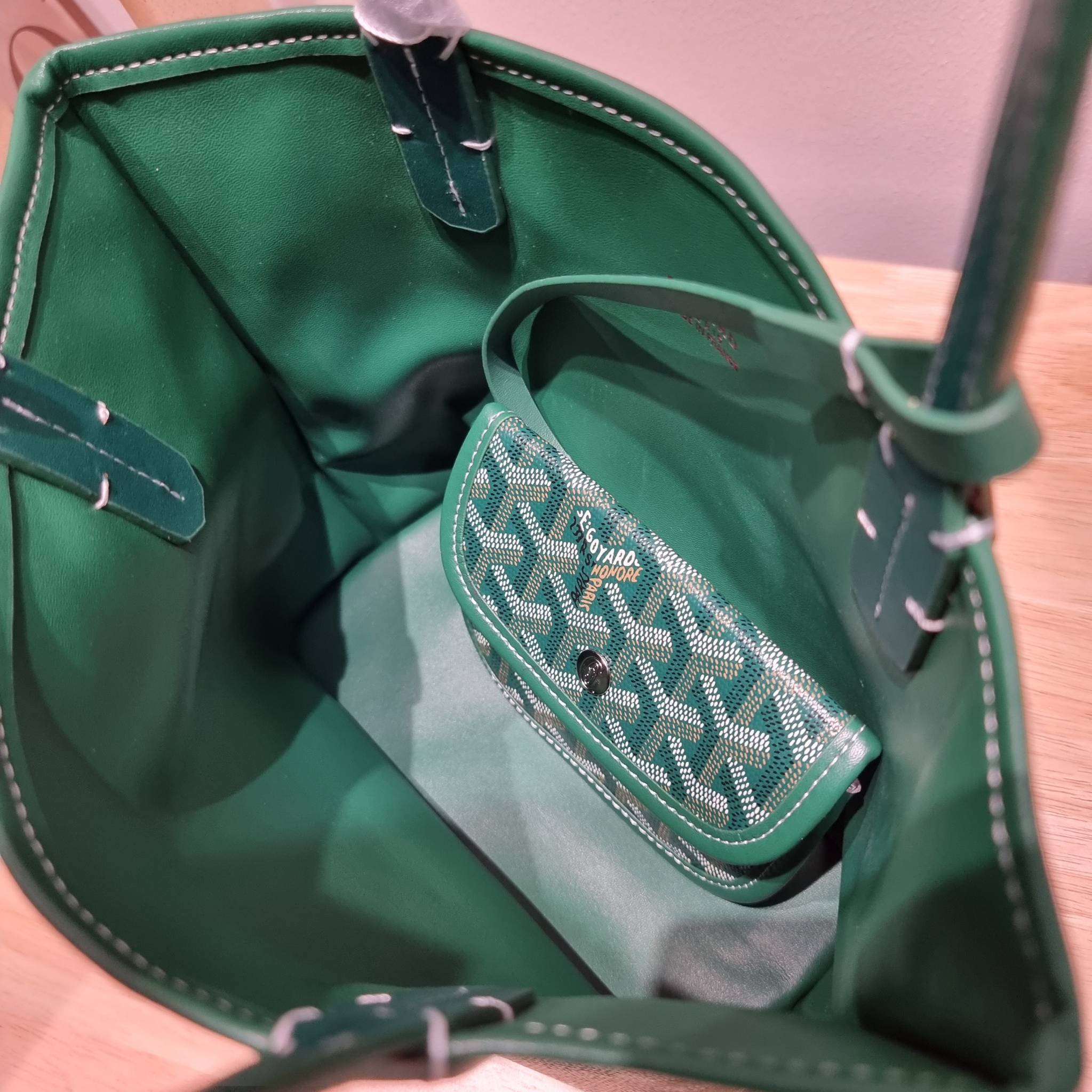 GOYARD MINI ANJOU REVERSIBLE TOTE ฮอตไอเท็ม กับกระเป๋าสะพายทรงโท้ท ไซส์มินิ กะทัดรัดมาก มาครบสีขายดี เลิศทุกสี รูปทรงคลาสสิค ดีไซน์เป็นเอกลักษณ์ ใช้งานได้หลากหลาย สามารถกลับด้านใช้ได้แบบไม่มีเบื่อ