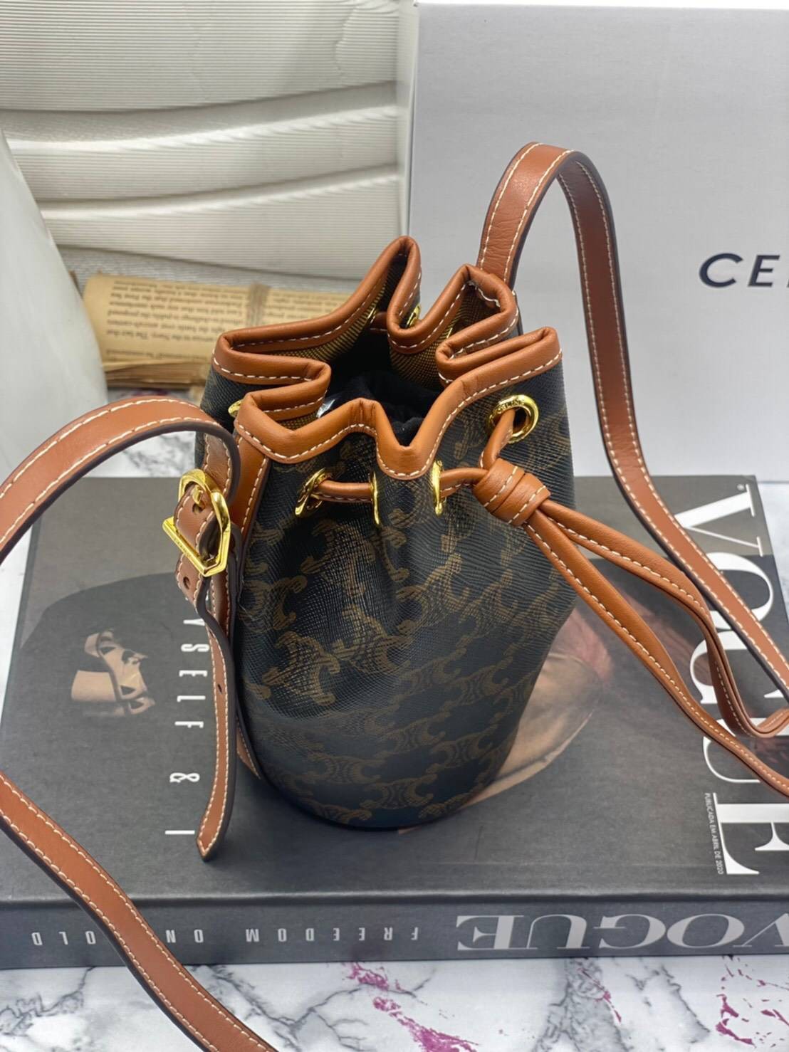 VIP 】หนังแท้ CELINE MINI DRAWSTRING BAG IN TRIOMPHE CANVAS AND CALFSKIN กระเป๋าทรงบัคเก็ตขนาดมินิน่ารัก ในรุ่นนี้ได้รับคำชื่นชมจากแฟชั่นกูรูทั้งหลาย เนื่องจากมีรูปทรงที่สุดแสนจะเรียบง่าย มีช่องใส่ของที่กว้าง ตัวกระเป๋าเป็นแบบหูรูด ช่วยให้เปิด-ปิดง่าย สะดว