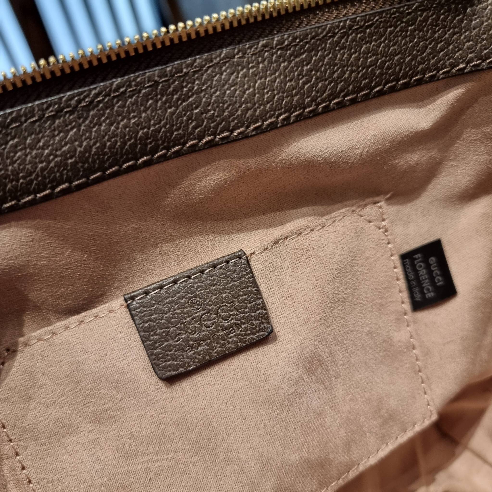 GUCCI Ophidia Small GG Tote Bag GC CLASSIC SMALL TOTE BAG WITH GWP กระเป๋าถือ/สะพาย อีกรุ่นหายาก ที่คงความสวยคลาสสิค และเรียบหรู วัสดุหนังแคนวาส ดีไซน์แถบคาดโดดเด่น รูปทรงสวยน่าใช้มากๆ สะพายขับผิว เปิด-ปิดกระเป๋าด้วยซิป หัวซิปตัว G อะไหล่สีทอง ภายในโล่งกว