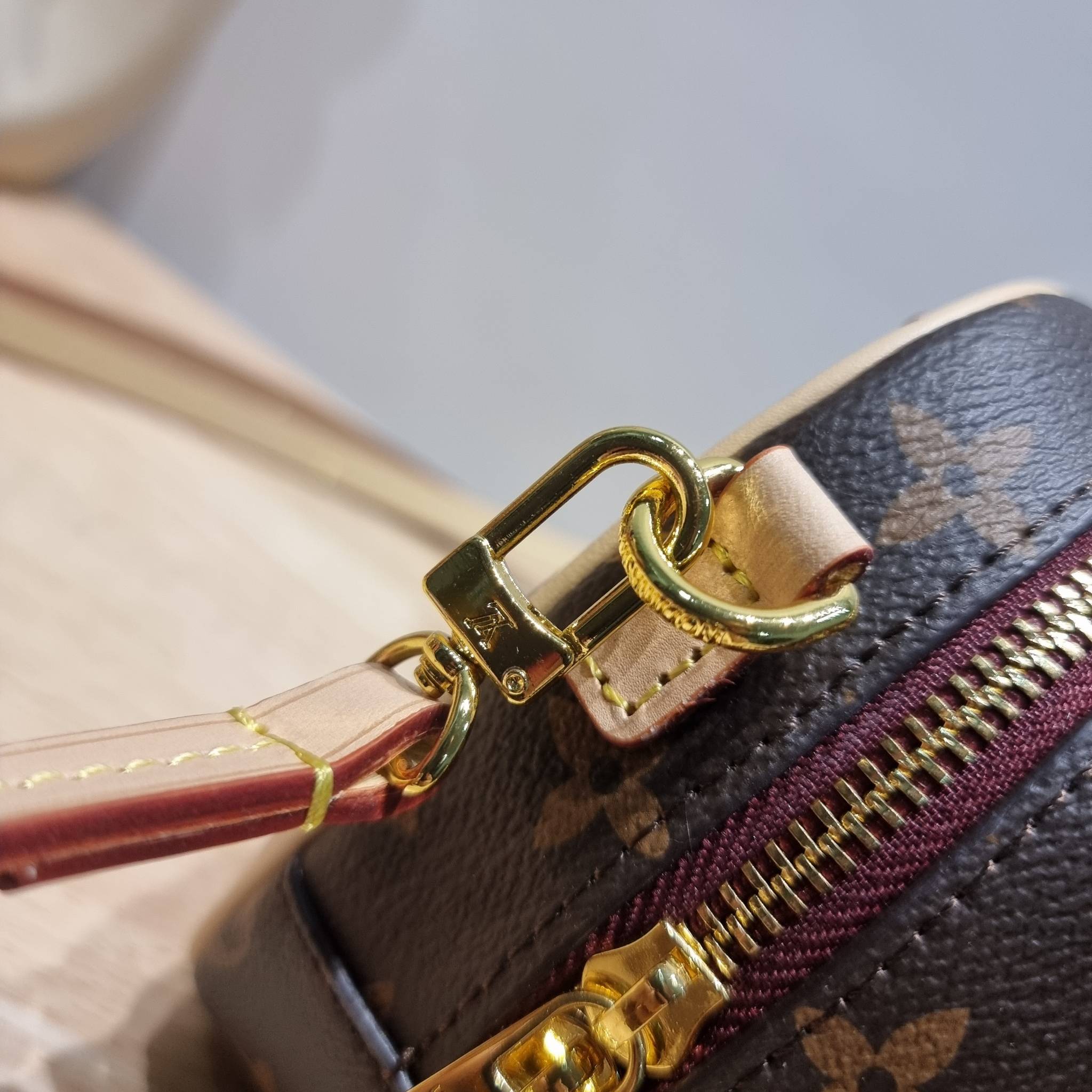 LV Deauville Mini Monogram Canvas bag เดอะเบสท์เซลเลอร์ ที่ใครก็ตามหา กับกระเป๋าสะพายทรงกล่อง ไซส์เล็กกะทัดรัด พกพาสะดวก รูปทรงสวยหรู วัสดุหนังแคนวาสสลับหนัง