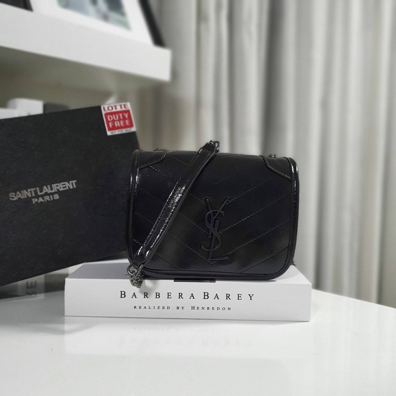 VIP 】YVES SAINT LAURENT YSL BAG VIP GIFT WITH PURCHASE (GWP) พรีเมี่ยมกิ้ฟ Limited Edition จาก YSL DUTY FREE COUNTER วัสดุหนังPu สีดำเงา ทรงสี่เหลี่ยมหนังสวยหรูอยู่ทรงเปิดปิดด้วยฝาปิดโลโก้แบรนด์อะไหล่เงินรมดำ ภายในโล่งมีช่องหลัก และช่องซิปสามารถใส่มือถือข